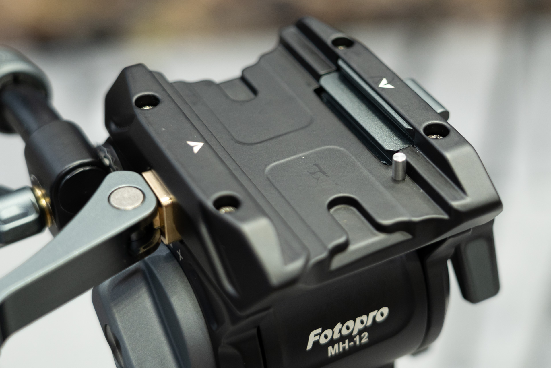 クイックシューは2段になっており、下の溝がアルカスイス形状に対応する