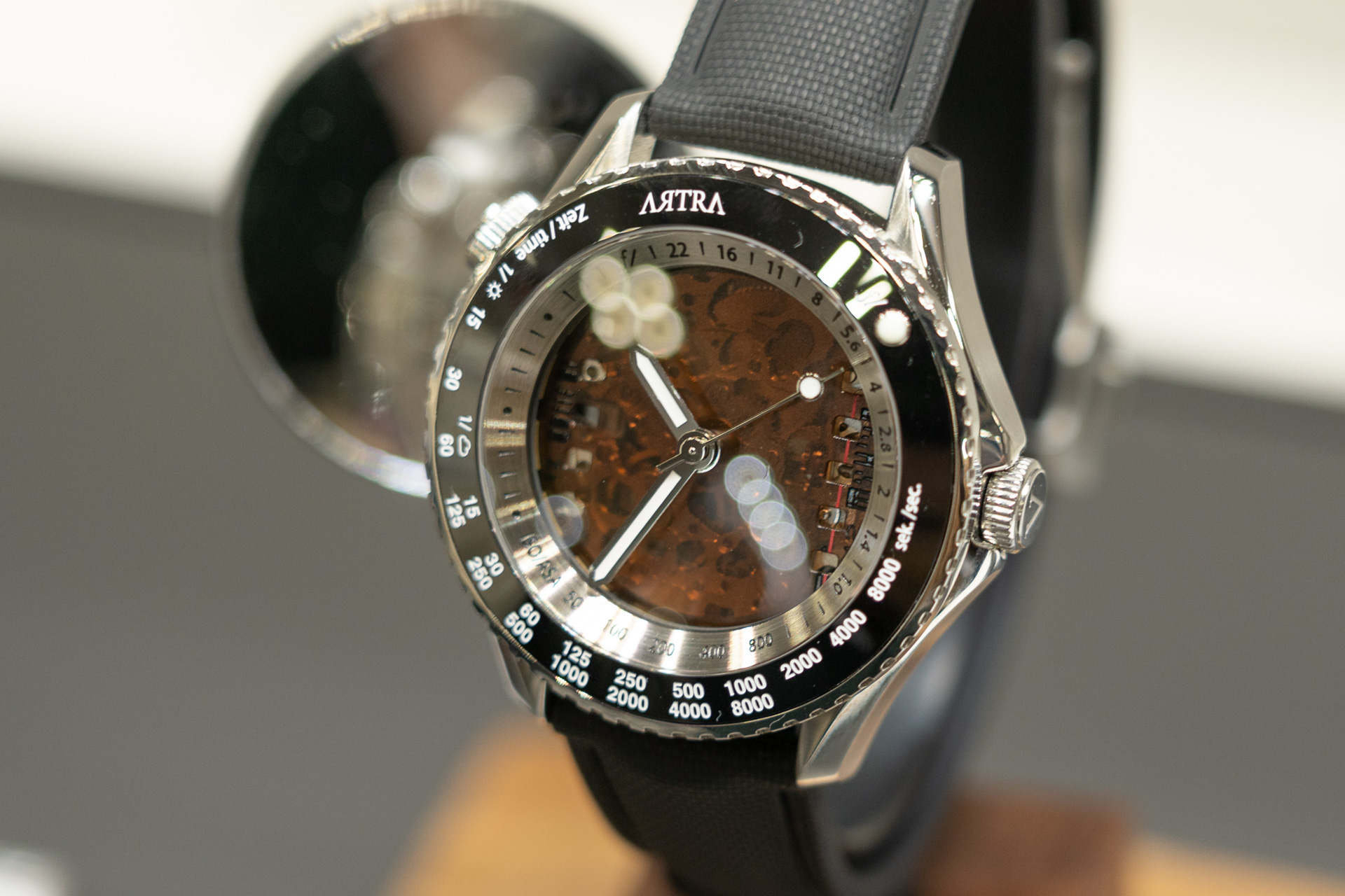 絞り羽根風ギミックを開けると、フィルムが見えるという趣向