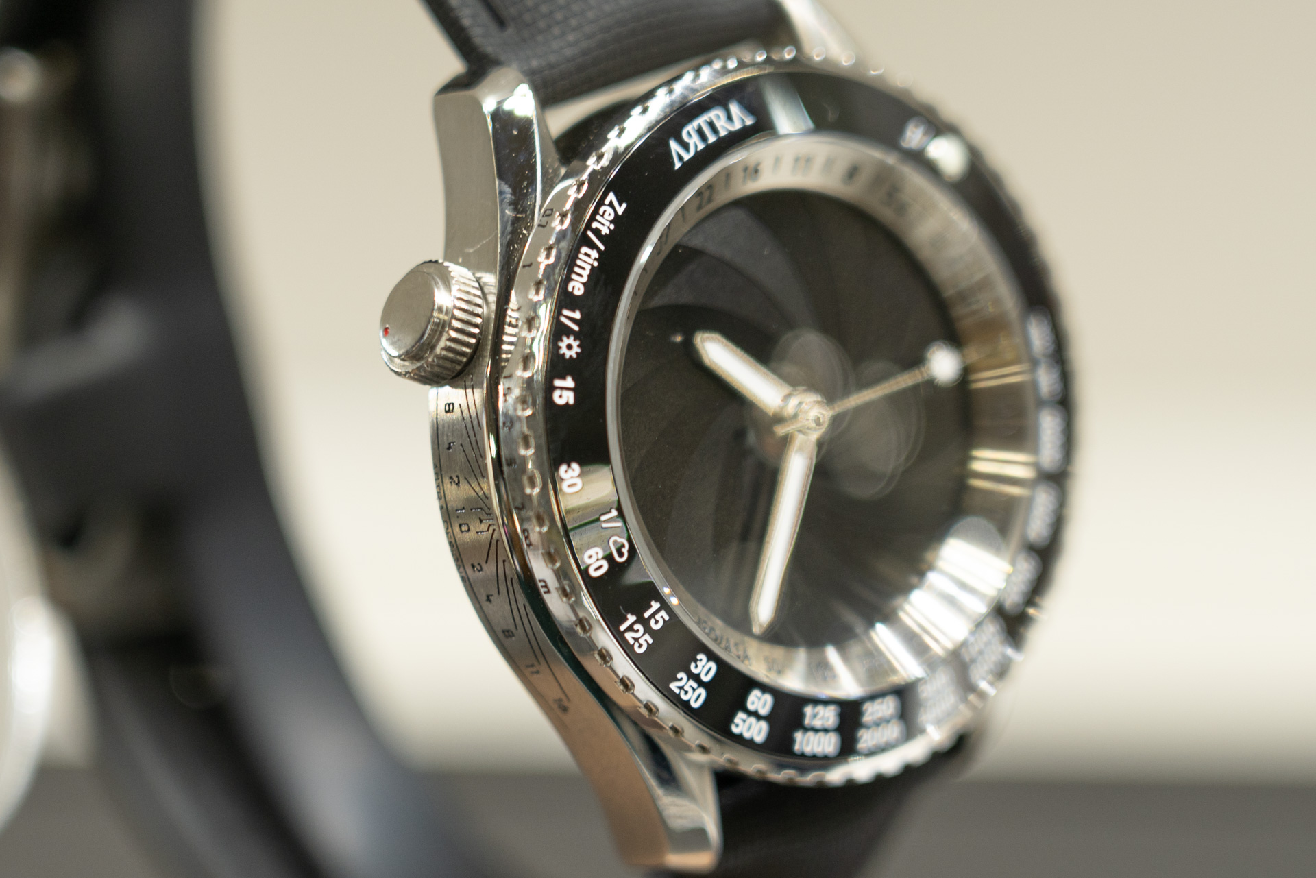 ケース側面には被写界深度をあしらった意匠も