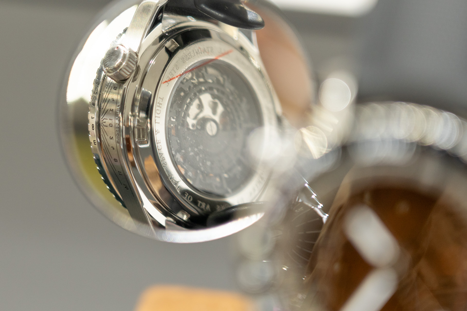 背面はケース内が見える仕様だ