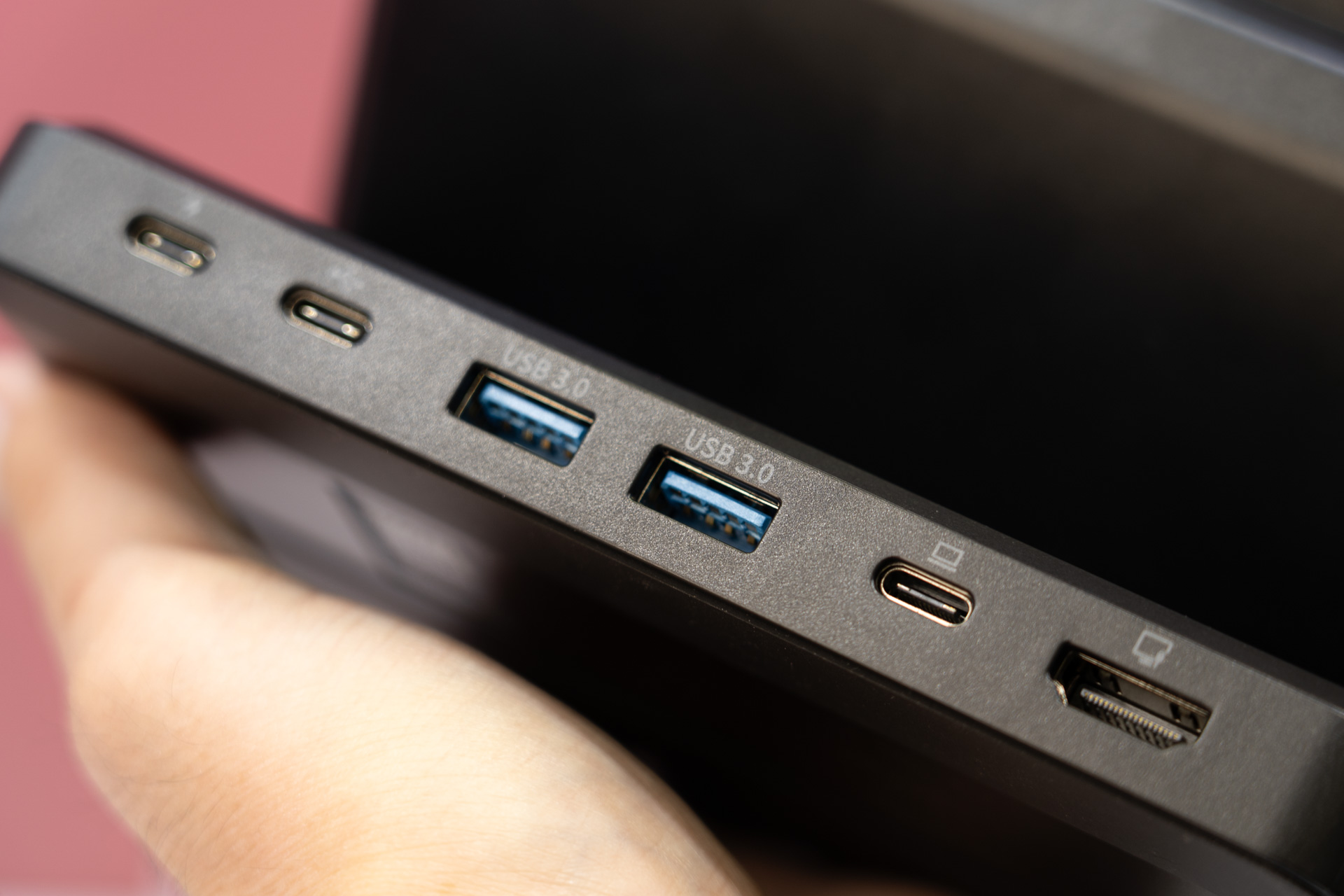 背面にHDMI端子やUSBハブを備える