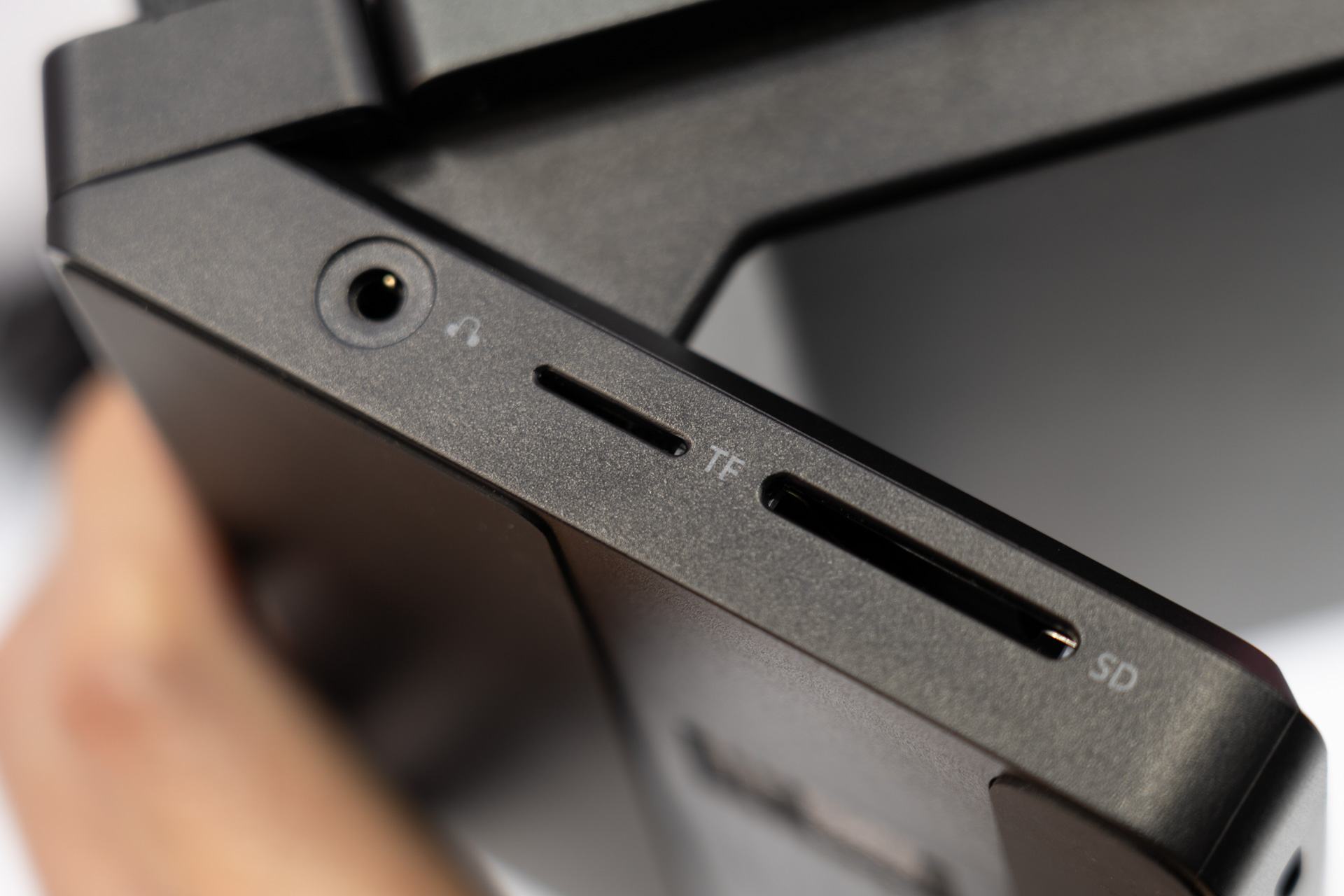 側面にはカードスロットとイヤホン端子を装備