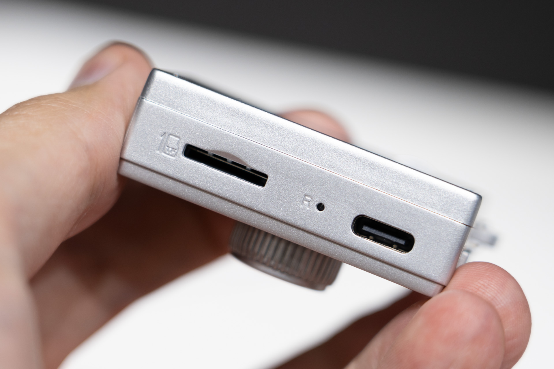 底面にmicroSDカードスロットやUSB端子を備える