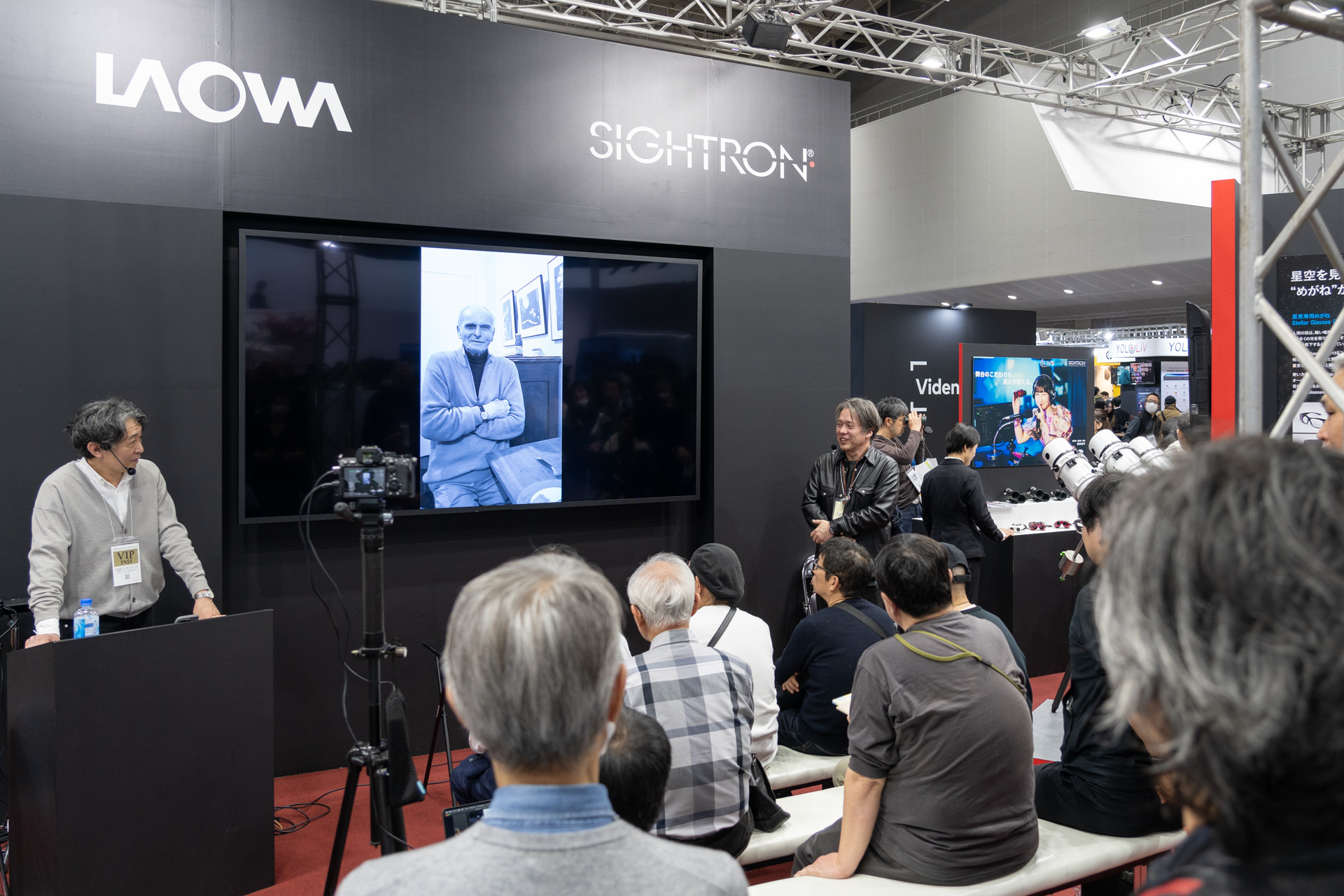 ブースでは「Cookieで撮るパリ」と題して、中藤さん（右）と雑誌「写真」の村上仁一さん（左）によるトークステージも行われた