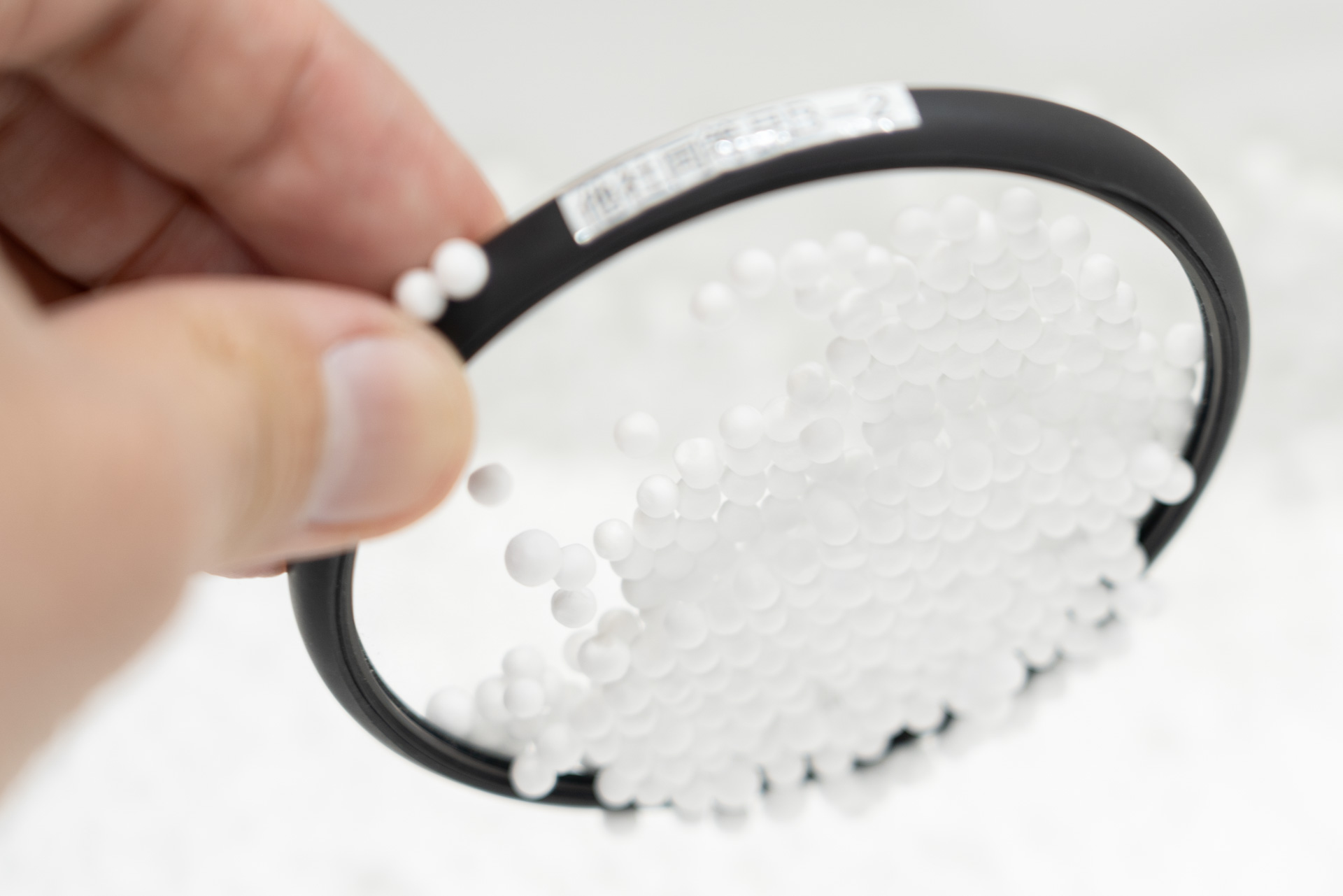 他社同等品はスチロール玉がたくさん付着するが……