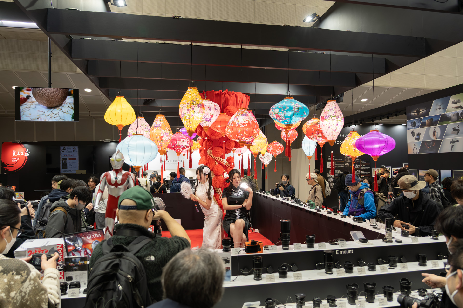 多数のレンズが並び、モデル撮影を試せるブースとなっていた