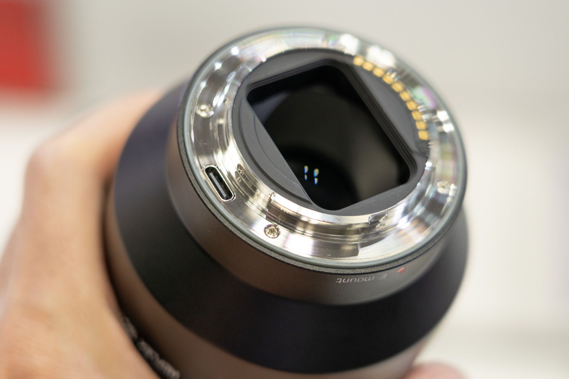 ファームウェア更新用のUSB Type-C端子も装備