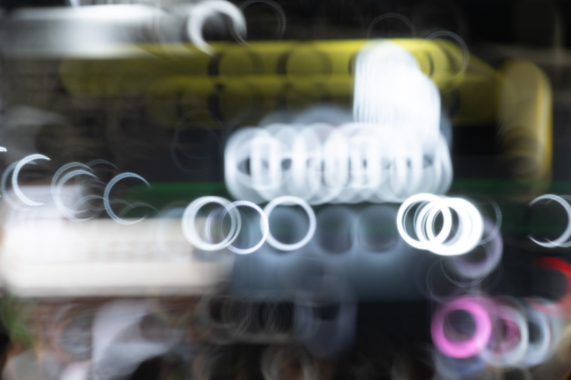 光源が後ボケになるようにして会場内を撮影したもの。リングボケが出現した