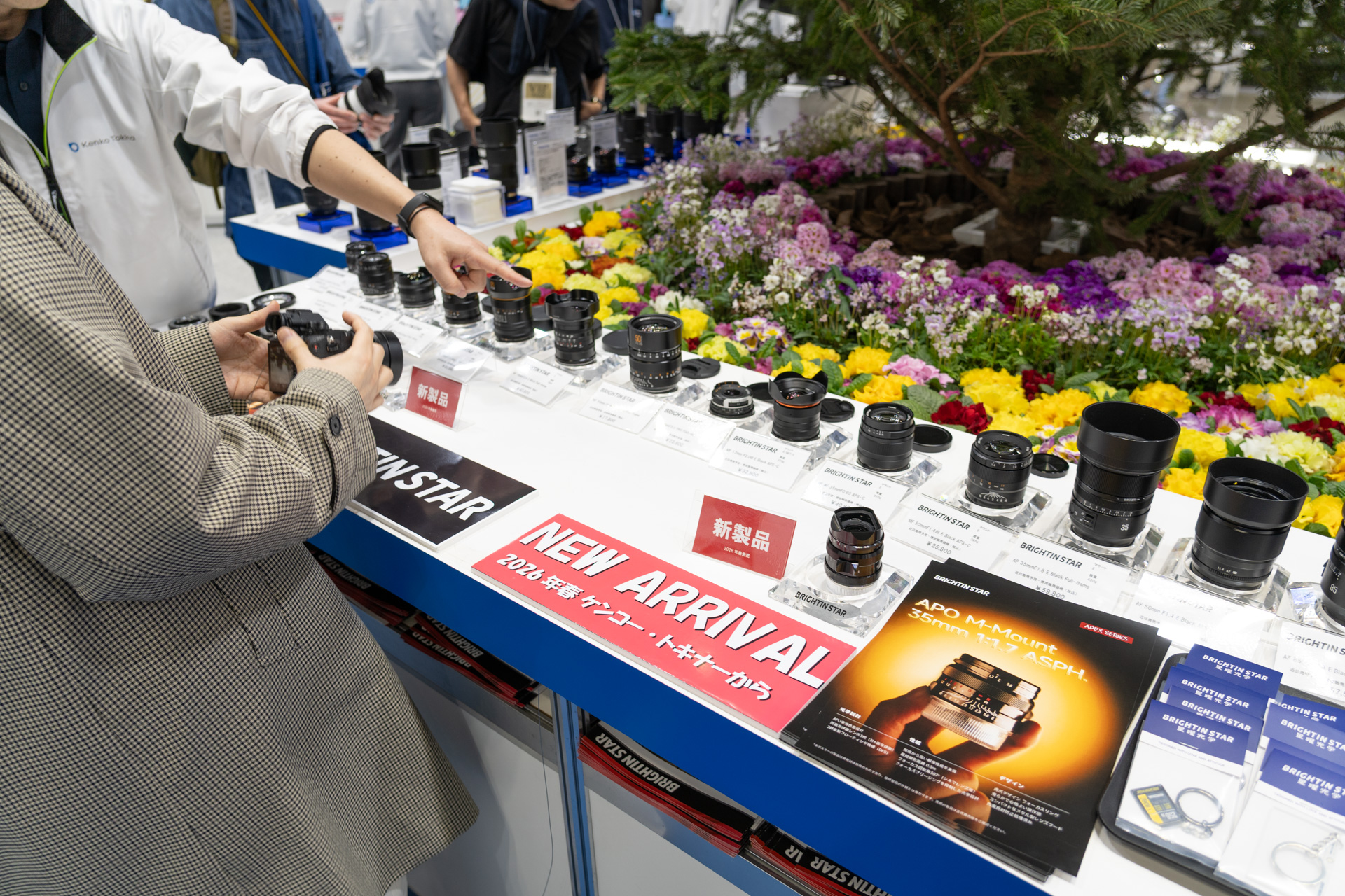 ブースに並んだBRIGHTIN STARのレンズ
