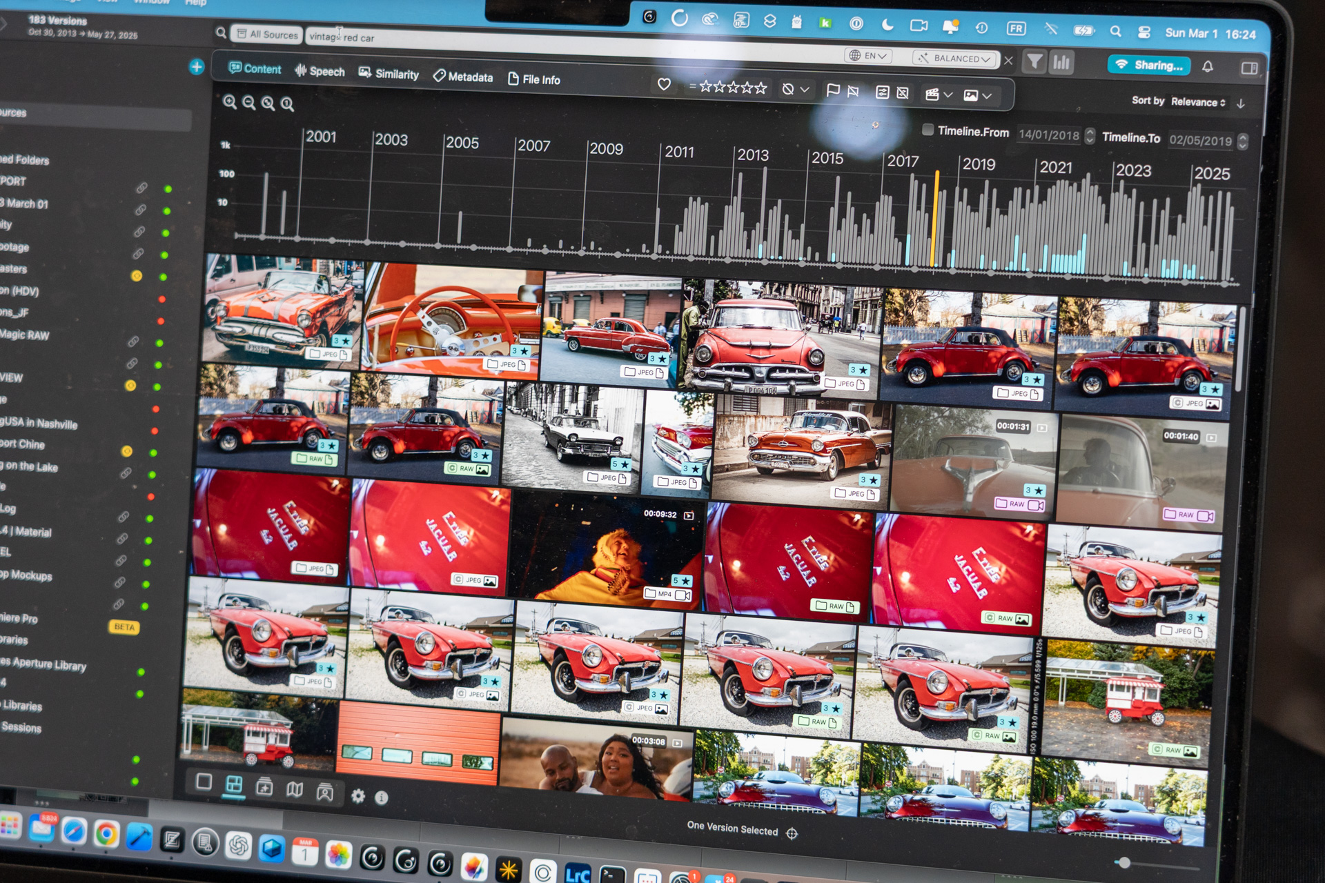 「vintage red car」という検索ワードで探したところ。左上から最も条件に合う順で並ぶ