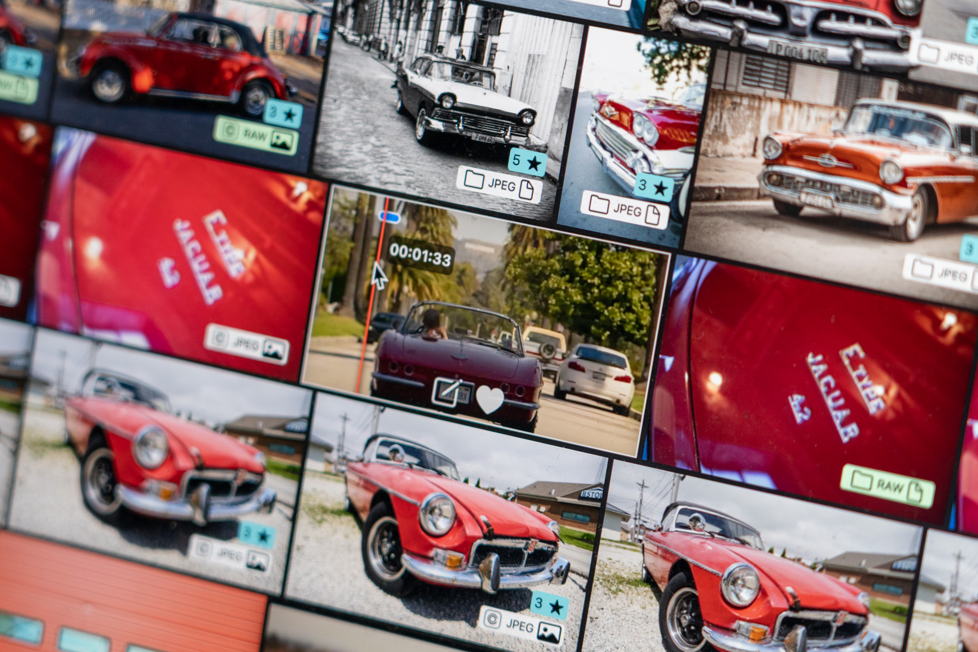 「vintage red car」でヒットした動画ファイルには赤線が表示され、該当のシーンがその位置にあることを示す