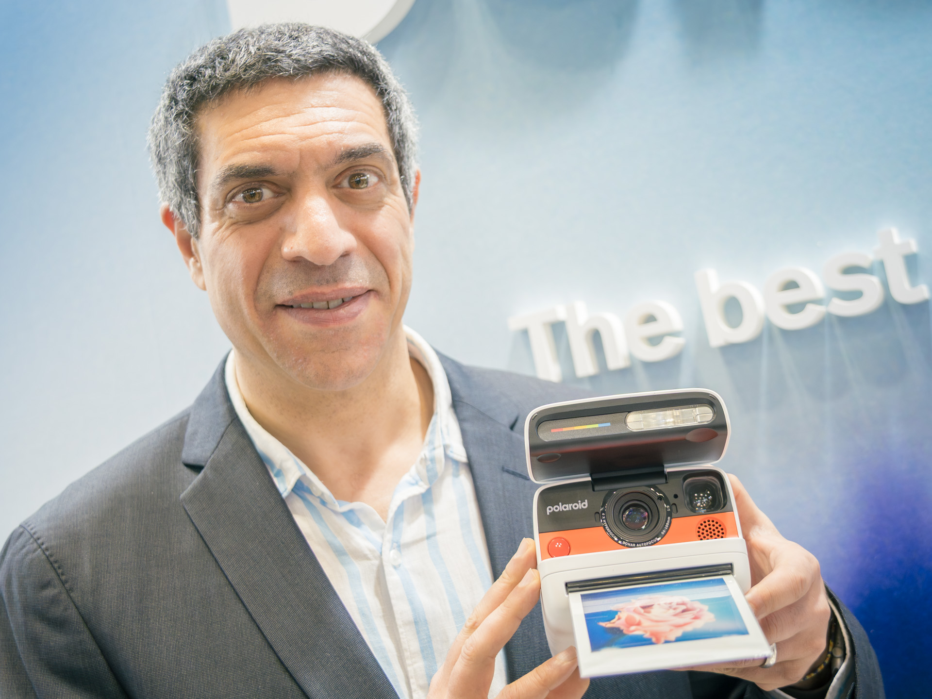 「Polaroid Flip」を持つPolaroid CEOのDan Dossa氏