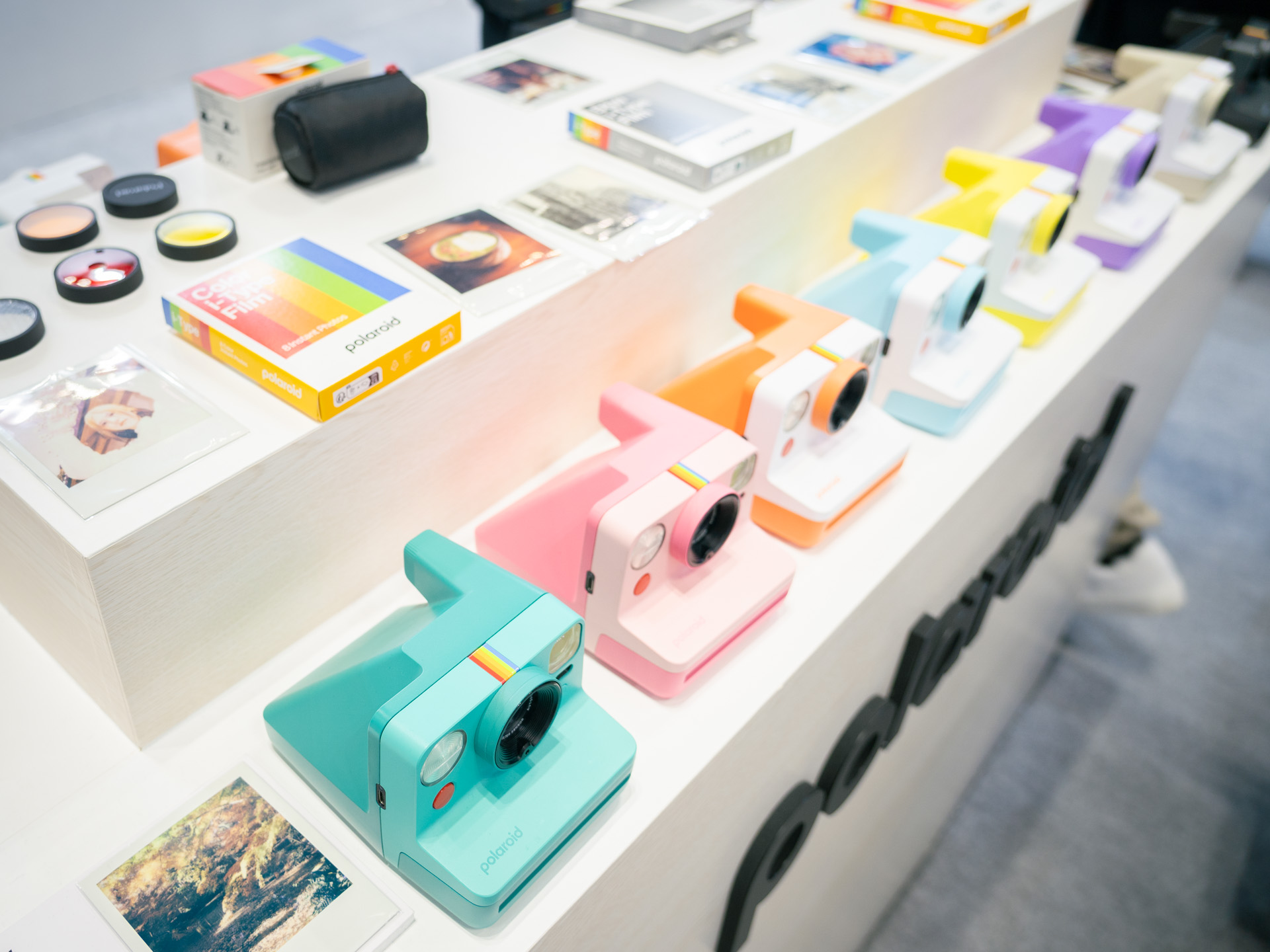 Polaroid Now Generation 3の新色は手前のティールとピンク