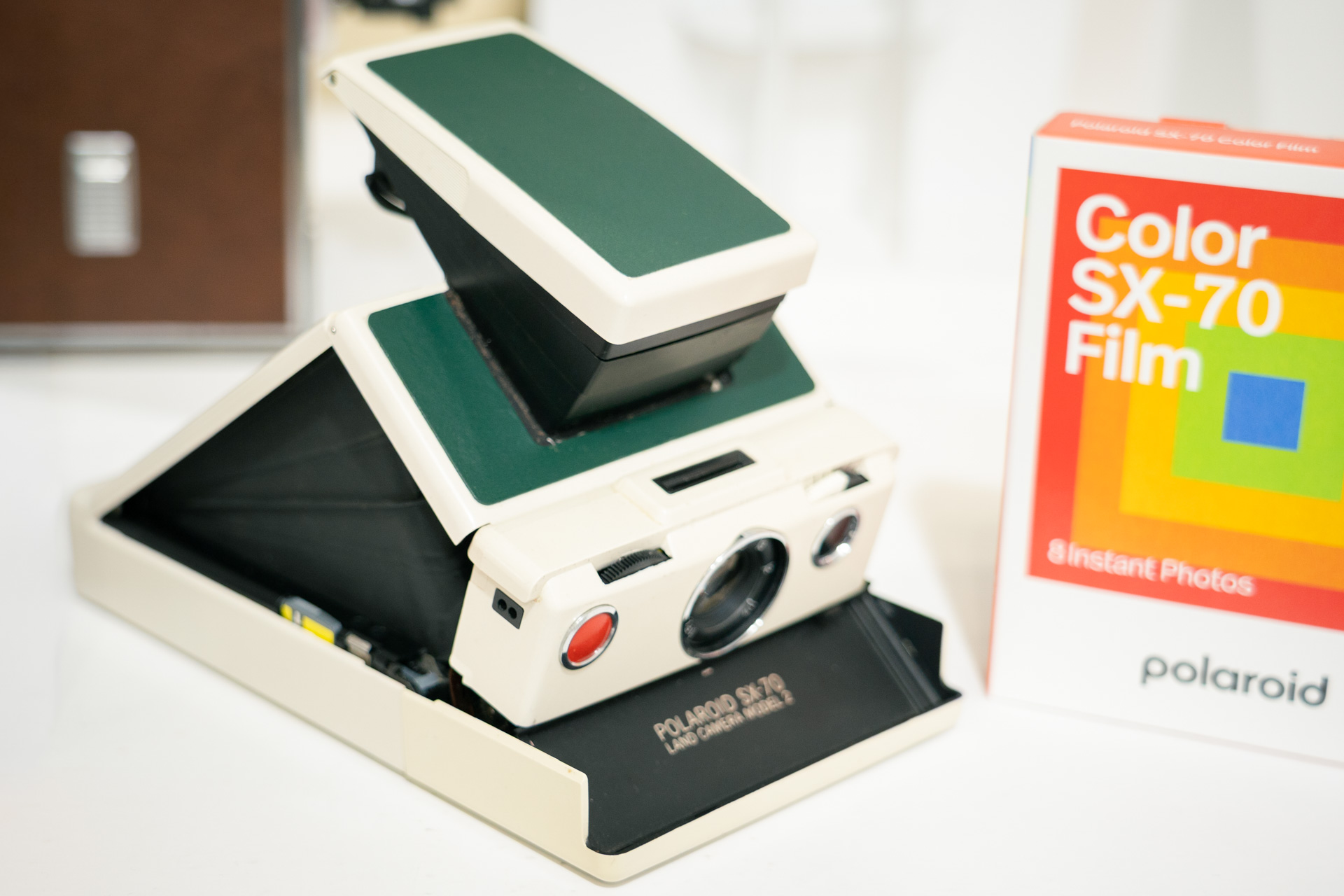 ブースに展示されたPolaroid SX-70。折りたたんで薄くできる画期的なデザインだった