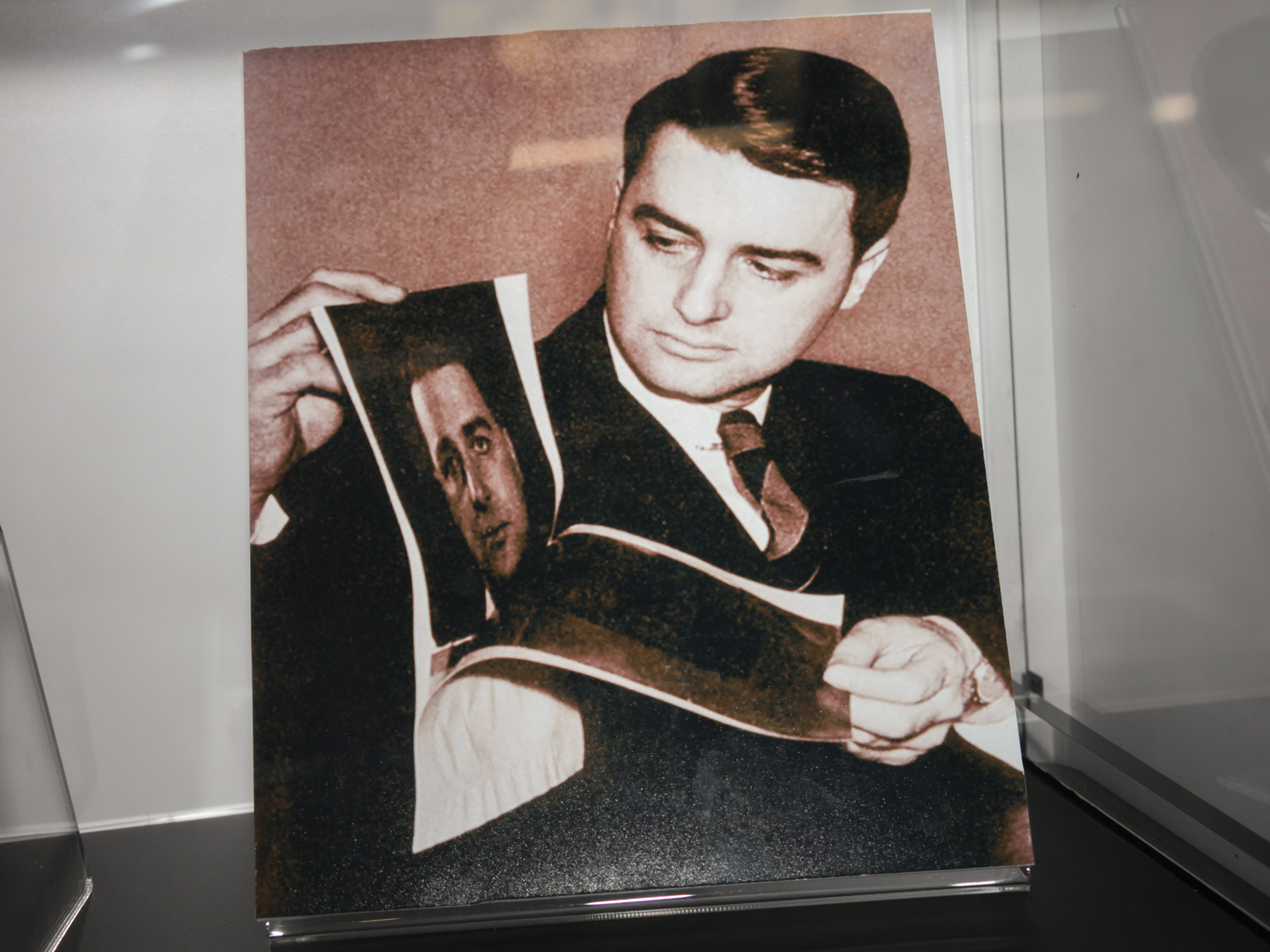 Polaroid創業者のエドウィン・H・ランド氏（2010年のCESで展示されていた肖像を撮影）