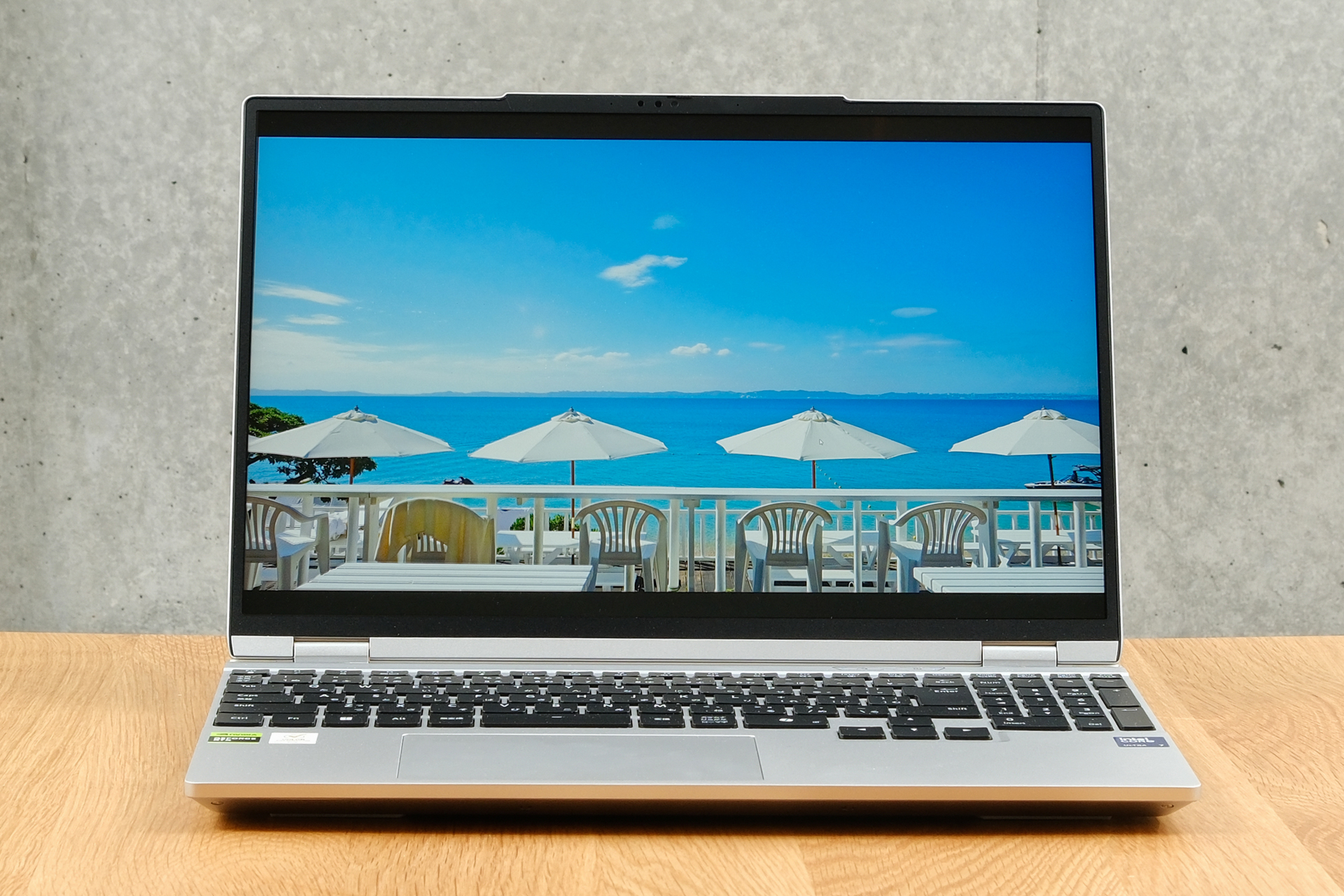 15.3型2,560×1,600（WQXGA）のディスプレイを採用