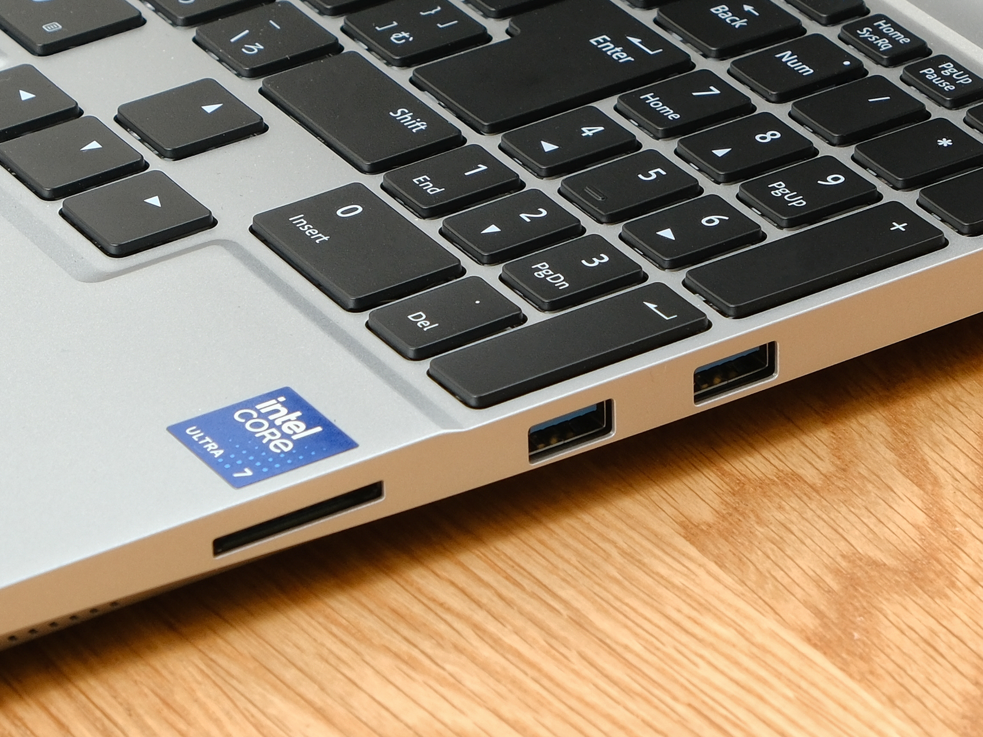 右側面にはSDメモリーカードリーダーも