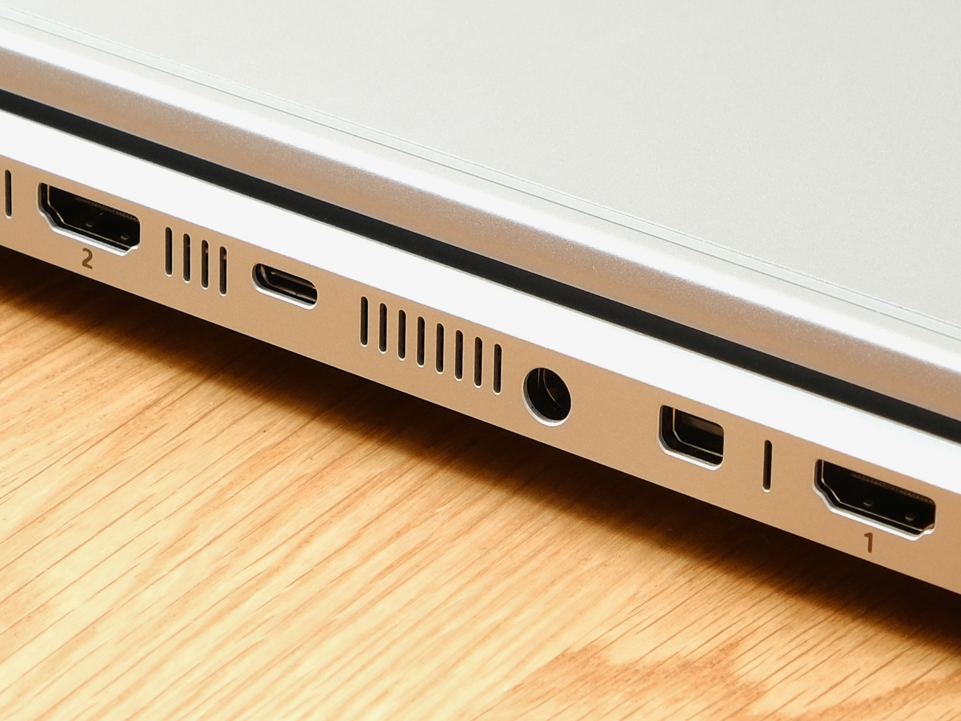 映像関連のポートを背面に集約。DisplayPort Alt Mode対応のUSB Type-Cポートに加え、HDMI×2を備える