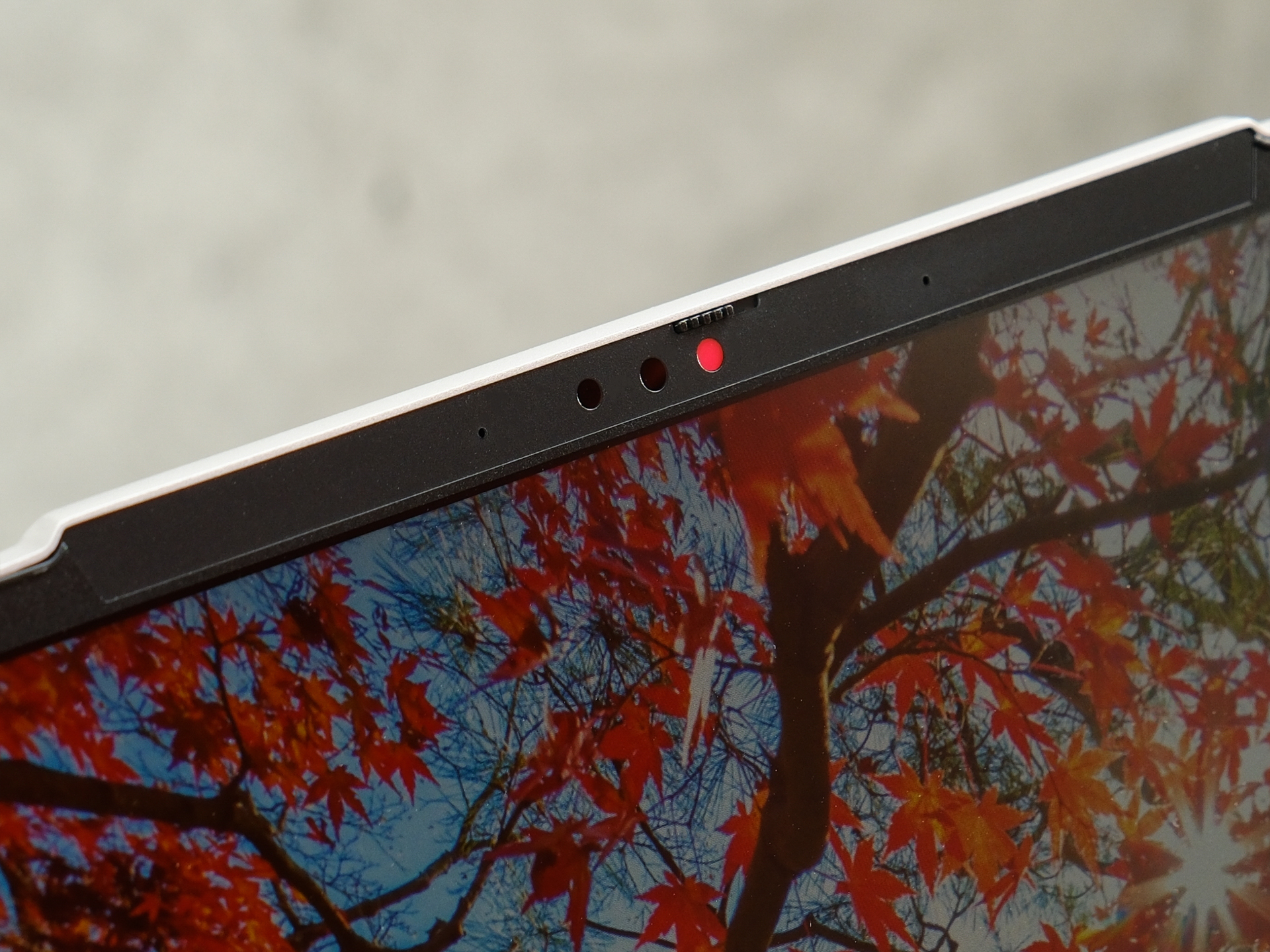 手動でWebカメラを隠すことも可能だ