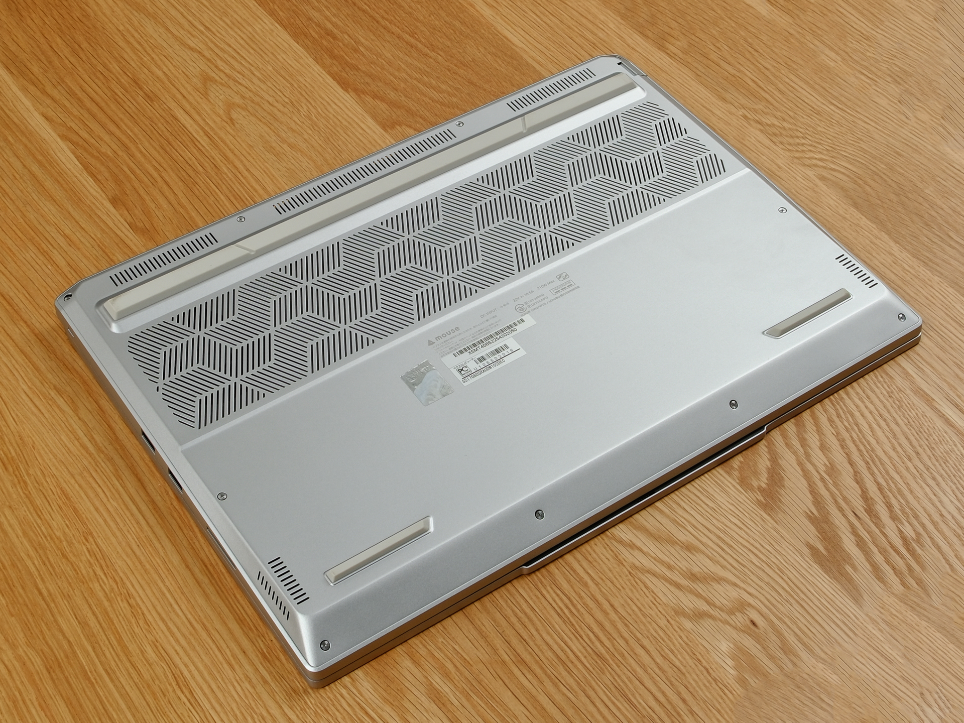 底面には吸気のためのスリットが