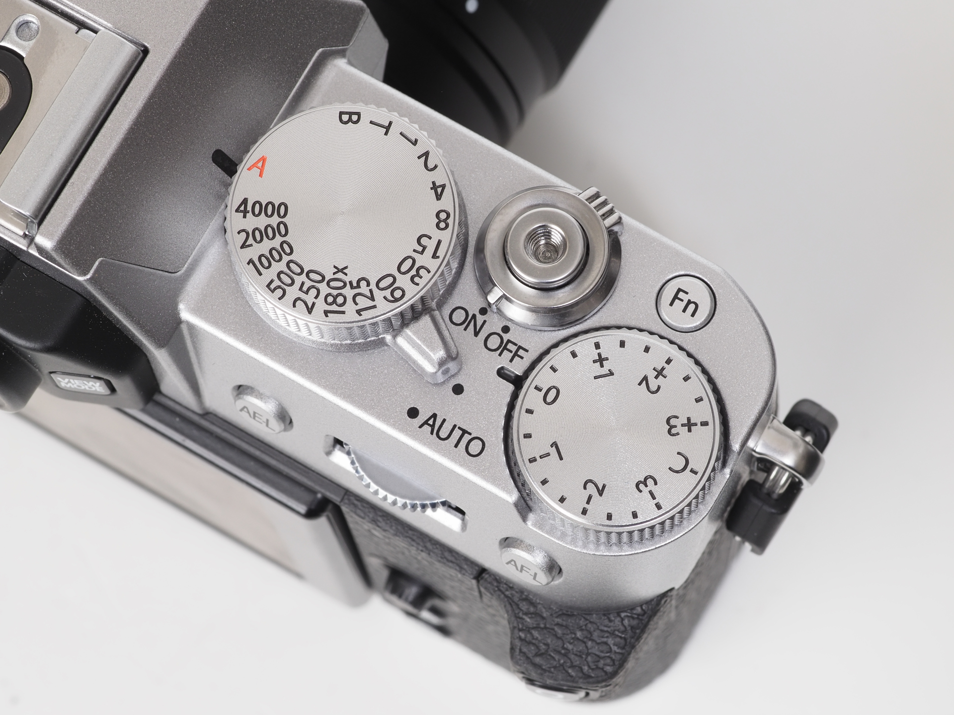 多くの人は触れもしないであろうシャッタースピードダイヤルの存在がエントリークラスの本機にも省略されていないのは“カメラの本質”を突いている感じがして好みです 。筆者は露出補正ダイヤルを多用しますから、設定しやすいこともありがたいです。