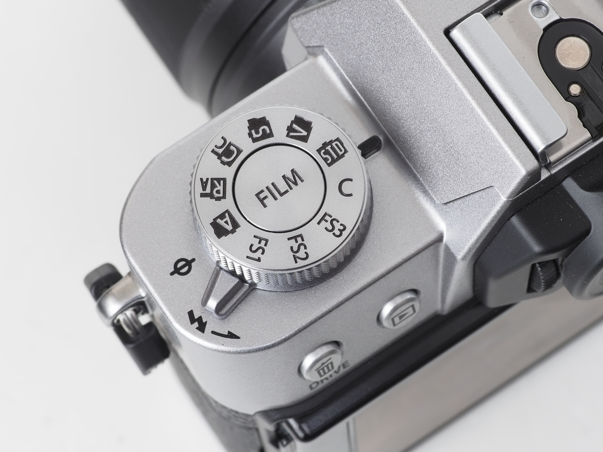 フィルムシミュレーションダイヤルも大きく、その個性的な存在を誇示しているかのようです。使用頻度が高い人にとってはありがたい機能なのです。筆者は使うなら、カメラ内RAW現像時かなあ。