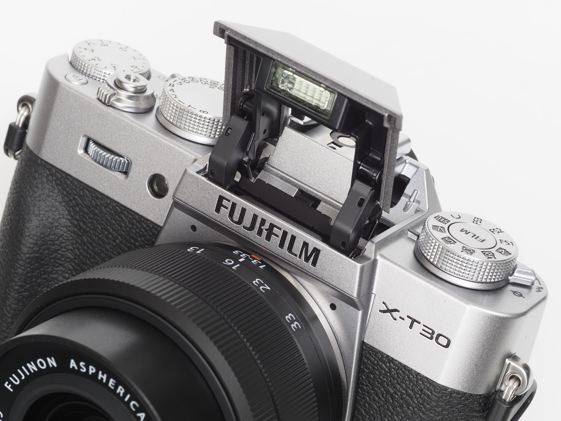 フラッシュは格納されている感があり内蔵しているように見えないのが好きです。筆者はたぶん本機を手放すまで発光させることはないと思うのですが、いつか助けられる瞬間がやってこないとは限りませんから、存在は否定しません。