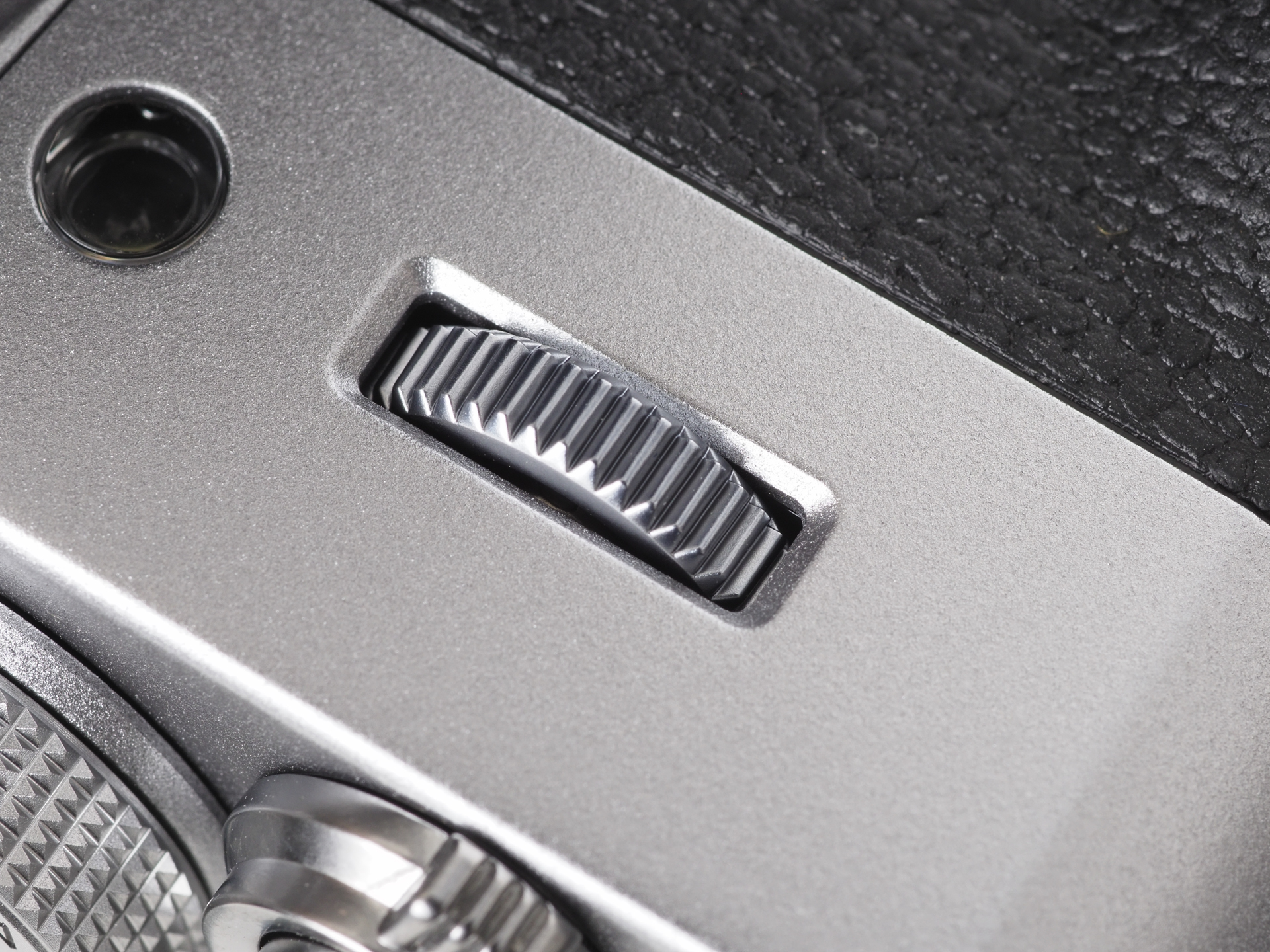 コマンドダイヤルですが、ボディから半月型だけ姿をみせるこの方式は以前から好きです。昔のオリンパスPENのフィルム巻き上げみたいでいいですよね。