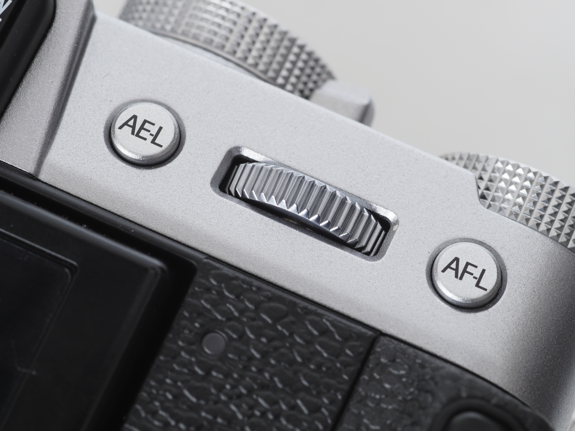 背面のコマンドダイヤル。両脇にAEロック、AFロックのボタン。ボタンは筆者はあまり使わないんですが、なにか割り当てたほうがいい機能ってあるのかなあと検討しているところであります。