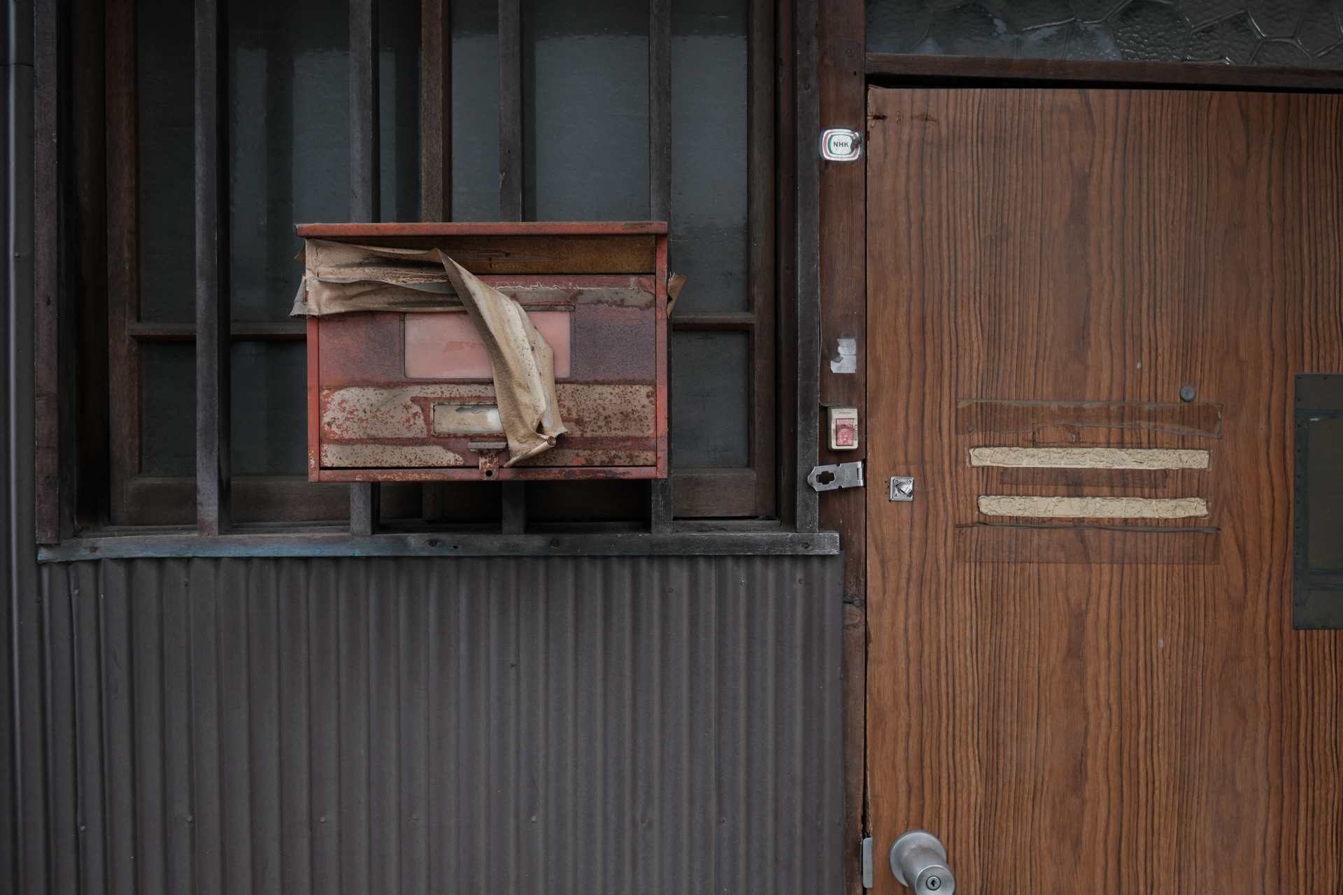 気持ち、タル型の歪曲があるようですが、問題にはなりません。シブい被写体だからシブく、と思ってクラシッククロームを選びましたがシブすぎましたか。レンズの手ブレ補正はよく効いています。<br><span class="fnt-85">富士フイルム X-T30 III／XC13-33mmF3.5-6.3 OIS／15.7mm（24mm相当）／絞り優先AE（1/25秒、F8.0、−1.3EV）／ISO 400／フィルムシミュレーション: クラシッククローム</span>