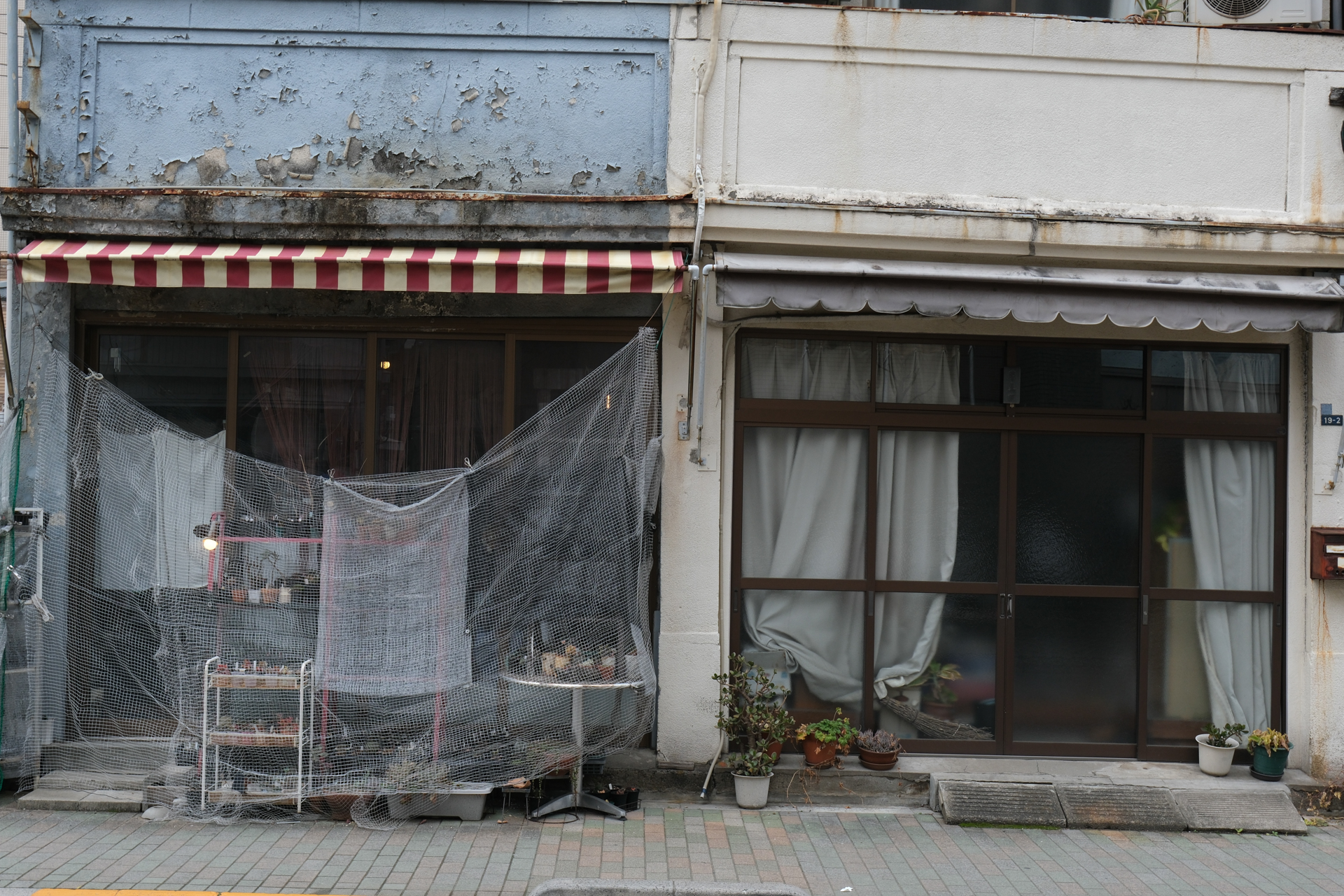 取り残されたような光景をつい撮ってしまうのは自分を見ている気分になるからでしょうか。曇天ですけど、よい調子です。<br><span class="fnt-85">富士フイルム X-T30 III／XC13-33mmF3.5-6.3 OIS／30.6mm（46mm相当）／絞り優先AE（1/210秒、F8.0、−0.7EV）／ISO 400／フィルムシミュレーション: PROVIA</span>