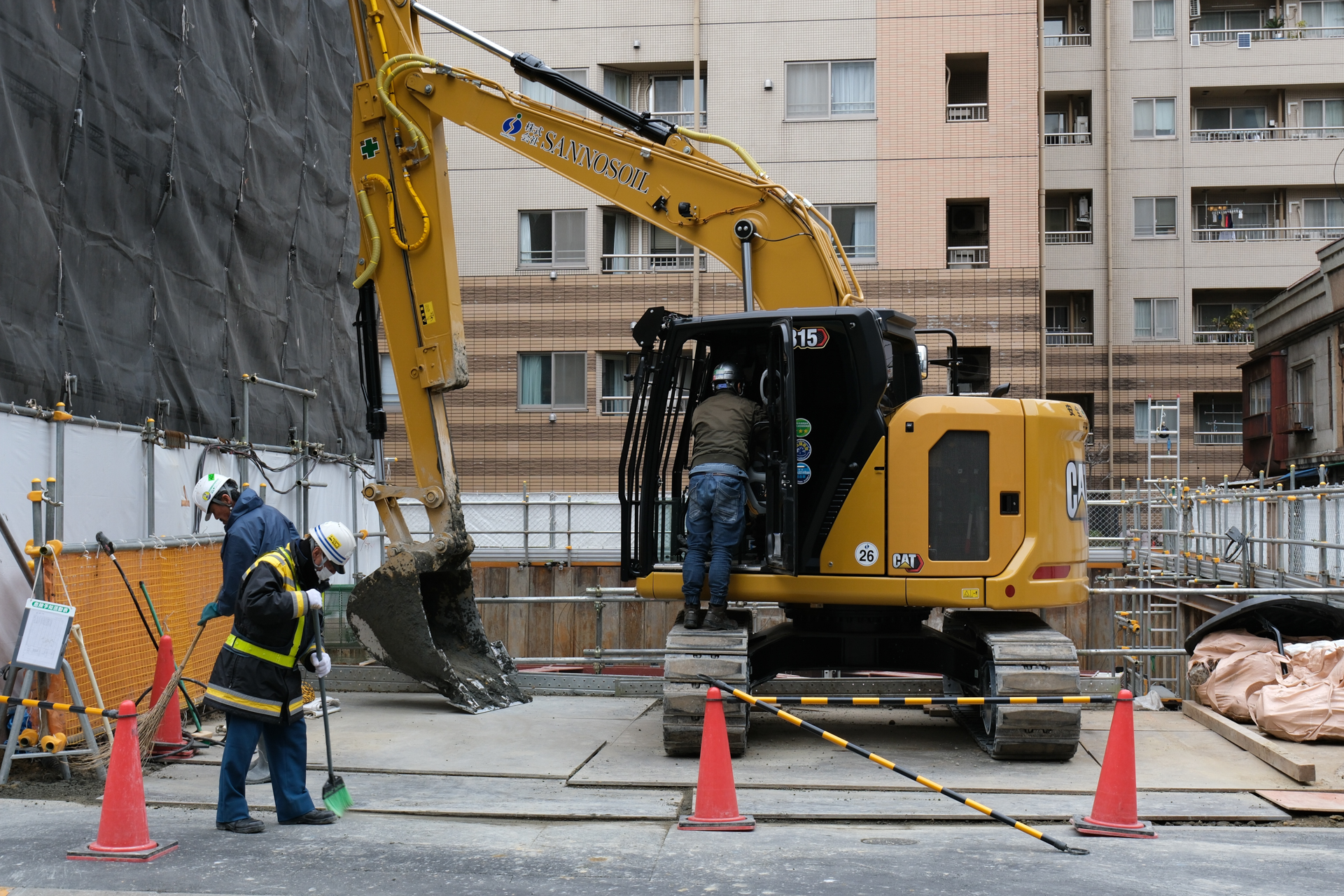 今月のスクラップ&ビルド。工事に携わるみなさん、みんなそっぽを向いていますけど、カメラは人物だと認識して顔の部分にフォーカスがいくわけです。<br><span class="fnt-85">富士フイルム X-T30 III／XC13-33mmF3.5-6.3 OIS／33mm（50mm相当）／絞り優先AE（1/210秒、F8.0、−0.7EV）／ISO 400／フィルムシミュレーション: PROVIA</span>