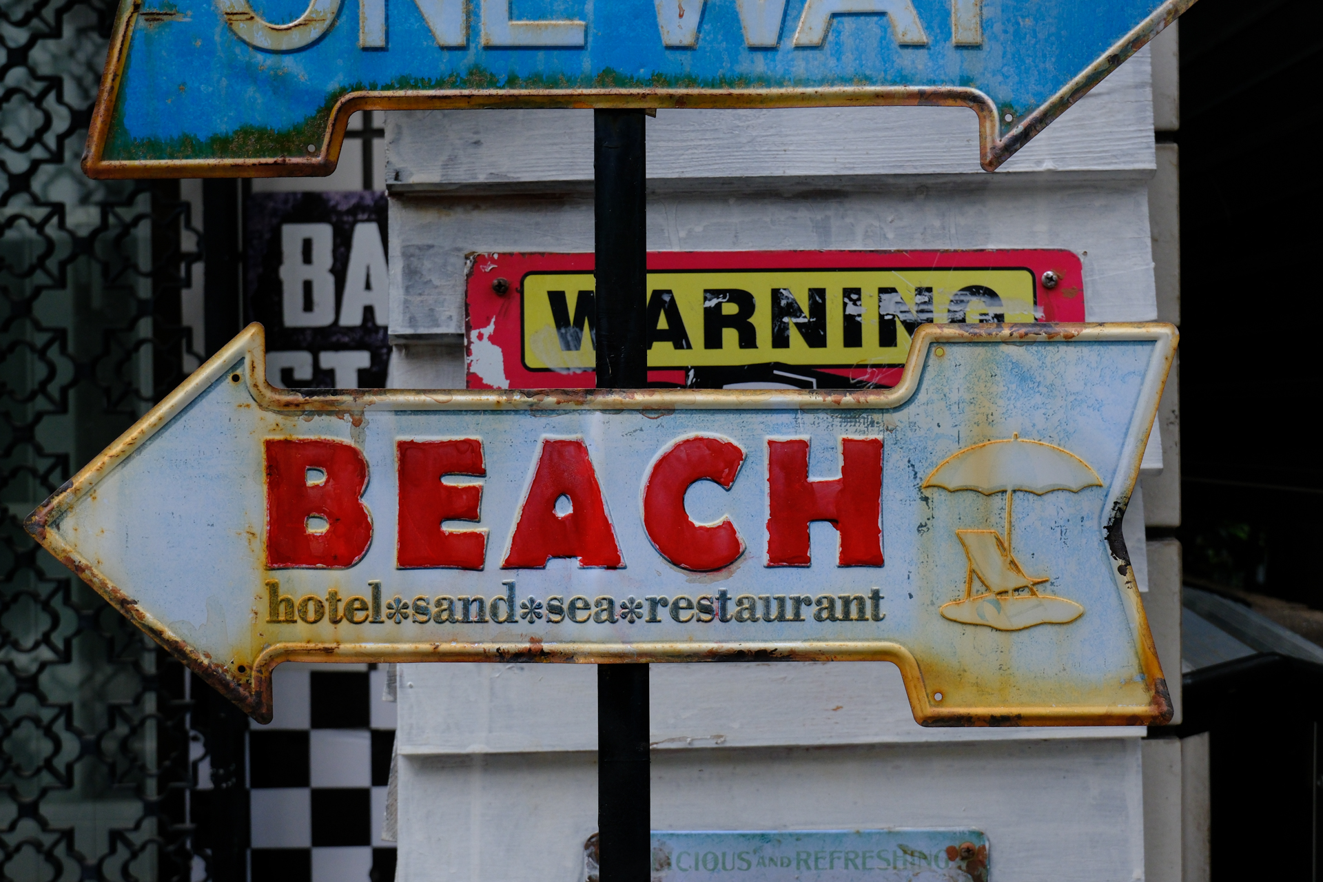 見た目が派手な色をしている看板ですけど、フィルムシミュレーションで適宜に落ち着かせることもできますね。<br><span class="fnt-85">富士フイルム X-T30 III／XC13-33mmF3.5-6.3 OIS／33mm（50mm相当）／絞り優先AE（1/220秒、F8.0、−0.7EV）／ISO 800／フィルムシミュレーション: ASTIA</span>