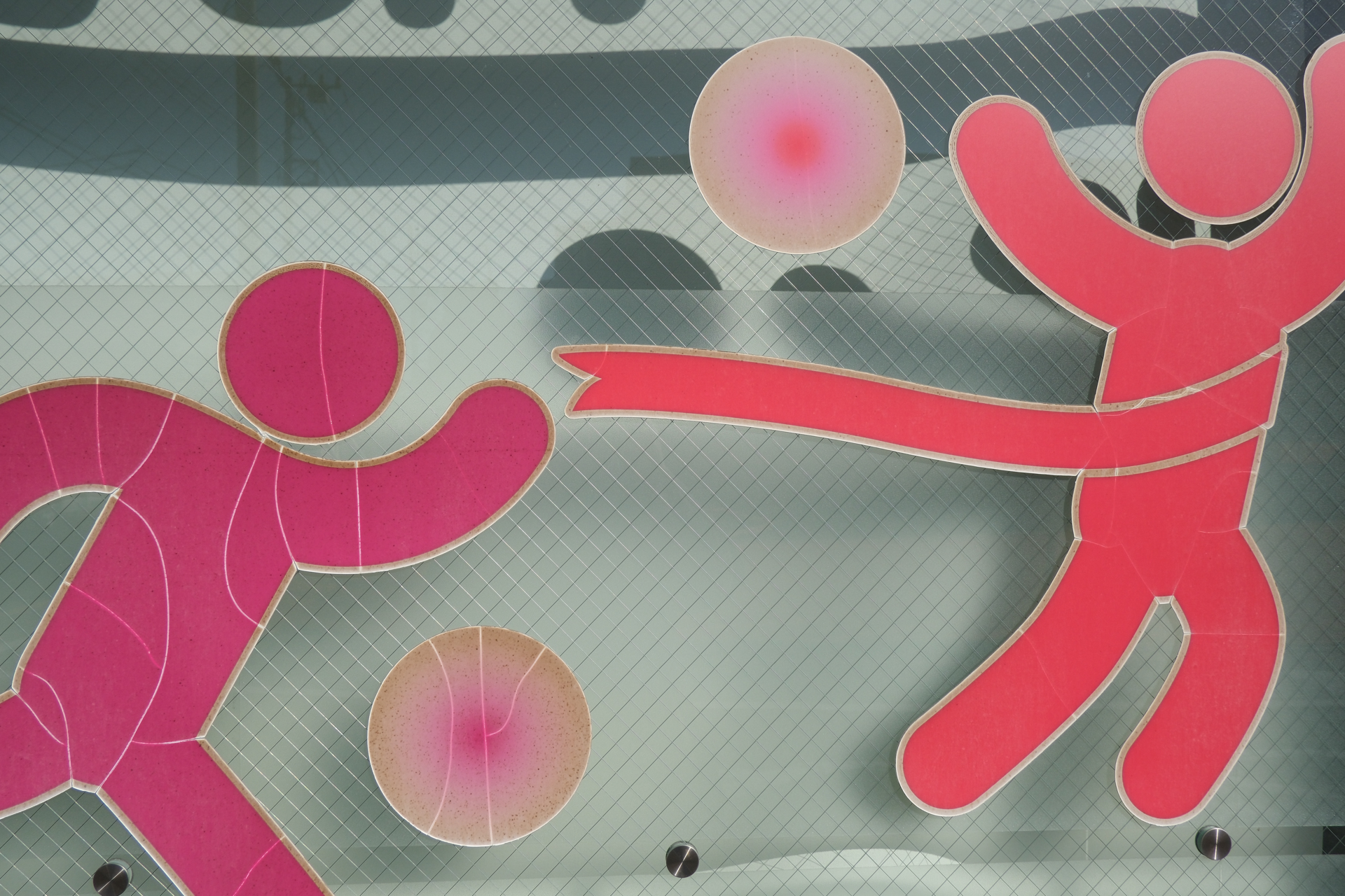 平板な被写体です。平行な位置にこだわりましたが、均質性の高い画像です。<br><span class="fnt-85">富士フイルム X-T30 III／XF18mmF2 R／18mm（27mm相当）／プログラムAE（1/2,900秒、F5.6、±0.0EV）／ISO 400／フィルムシミュレーション: Velvia</span>