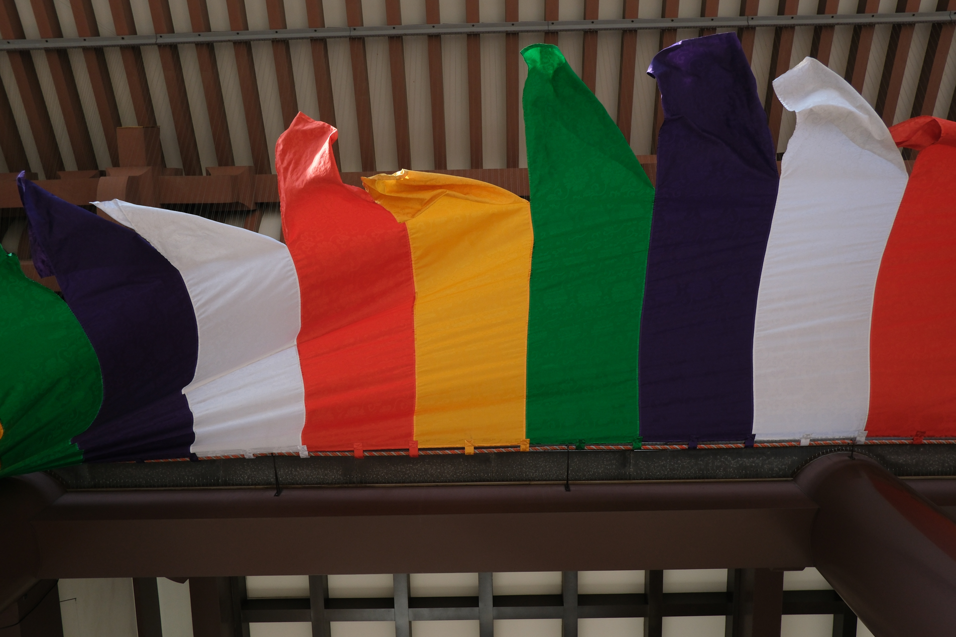 カラフルな幕。Xだからということはないのですが、それでもこうした被写体の色再現は見たくなります。<br><span class="fnt-85">富士フイルム X-T30 III／XF18mmF2 R／18mm（27mm相当）／プログラムAE（1/950秒、F5.0、−1.3EV）／ISO 400／フィルムシミュレーション: PROVIA</span>