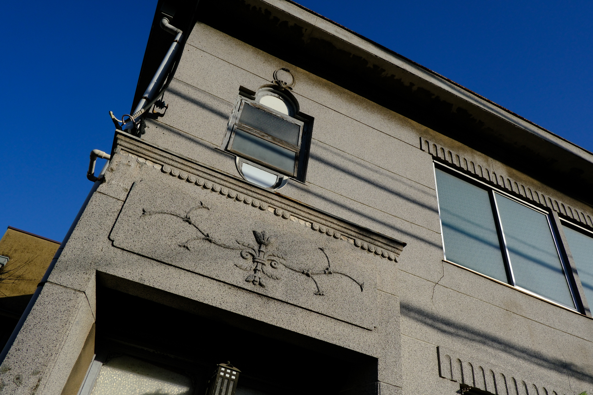 青空好きとしては、時として“盛った” 色再現が見たくなるわけです。下町の空でも南国の空でも変わらないんじゃないかという青空です。<br><span class="fnt-85">富士フイルム X-T30 III／XF18mmF2 R／18mm（27mm相当）／プログラムAE（1/1,800秒、F7.1、−0.7EV）／ISO 400／フィルムシミュレーション: Velvia</span>