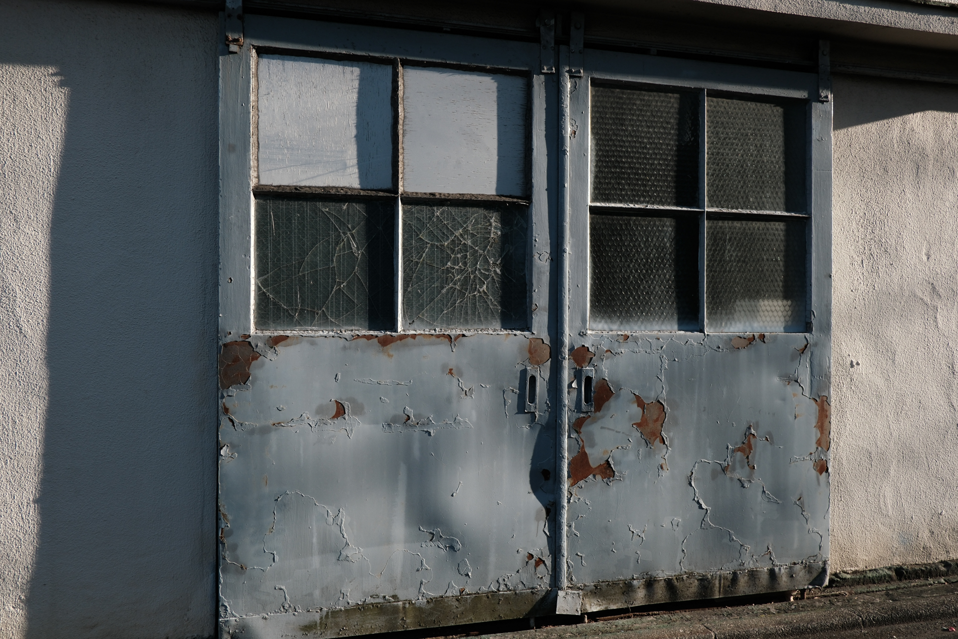 ヤレた鉄の扉。これはクラシッククロームだろうということで設定してみました。重厚な再現というよりも華美にならないのでリアリティがあります。もっと渋くしてもいいと思うのですが、カメラ内RAW現像では調整設定するのが面倒くさい（笑）。<br><span class="fnt-85">富士フイルム X-T30 III／XF18mmF2 R／18mm（27mm相当）／絞り優先AE（1/450秒、F6.4、−0.7EV）／ISO 400／フィルムシミュレーション: クラシッククローム</span>