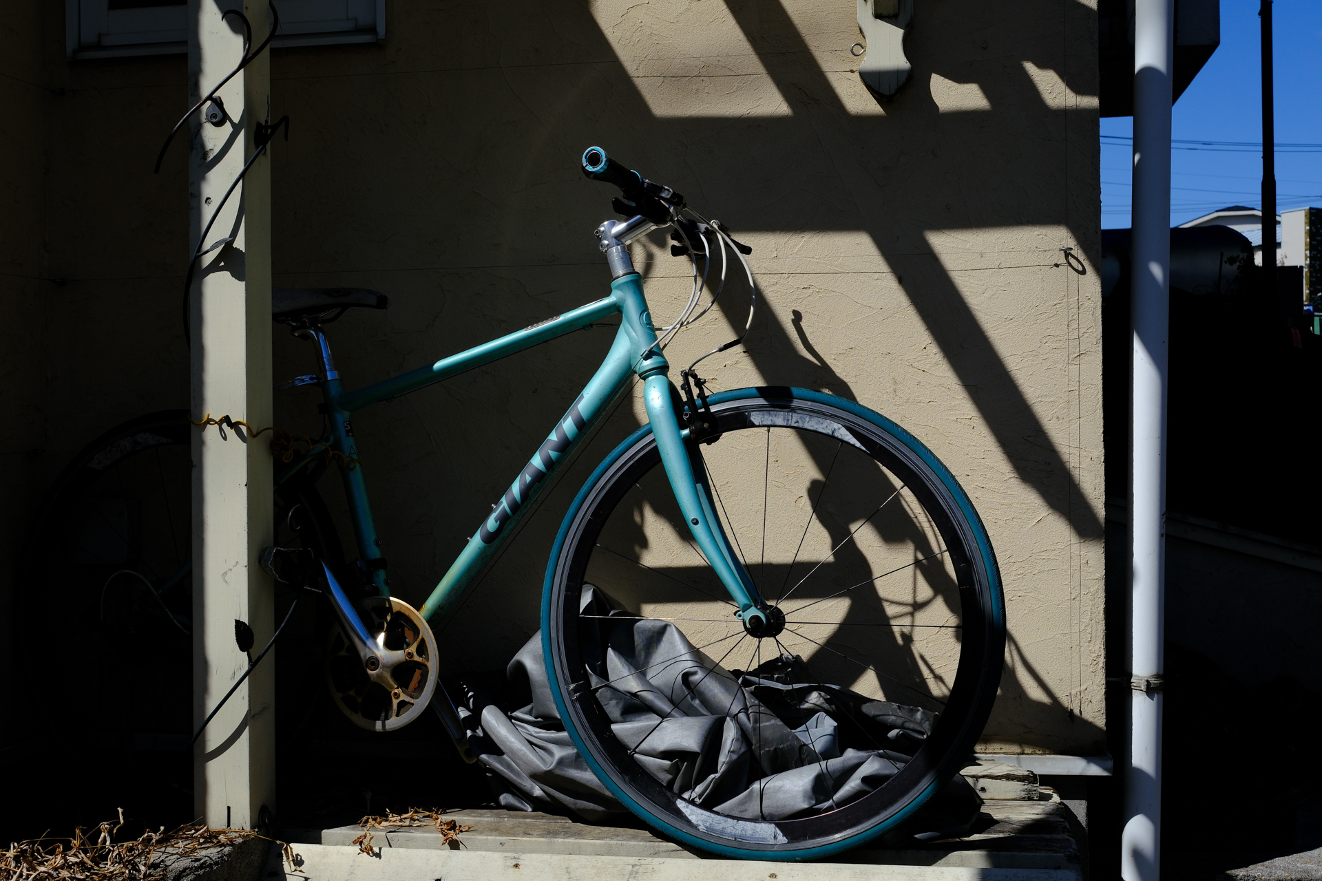 雨あがりの朝。日常の片隅の光景みたいなものに惹かれるので、コンデジ感覚で集めたものが増えてゆきます。依頼仕事ではなくても毎日何かしら撮影はしているわけだから常に共にありたいカメラには惹かれますね。<br><span class="fnt-85">富士フイルム X-T30 III／XF27mmF2.8 R WR／27mm（41mm相当）／絞り優先AE（1/1,250秒、F8.0、−0.7EV）／ISO 400／フィルムシミュレーション: Velvia</span>