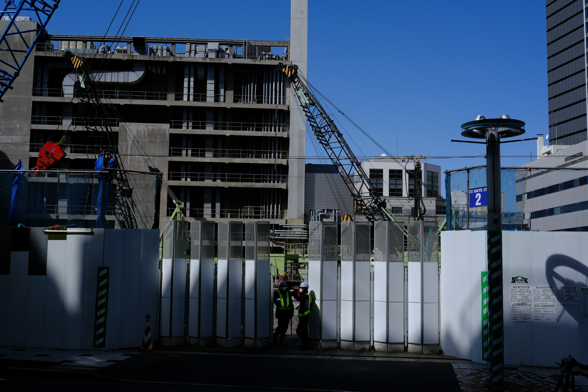 渋谷の再開発のスピードは早くて、少し目を離すととんでもない風景になっていたりして。近くにお住まいの方とか通勤している方は毎日撮影してください。インフの描写もいいですね。<br><span class="fnt-85">富士フイルム X-T30 III／XF27mmF2.8 R WR／27mm（41mm相当）／絞り優先AE（1/1,400秒、F8.0、−0.7EV）／ISO 400／フィルムシミュレーション: Velvia</span>
