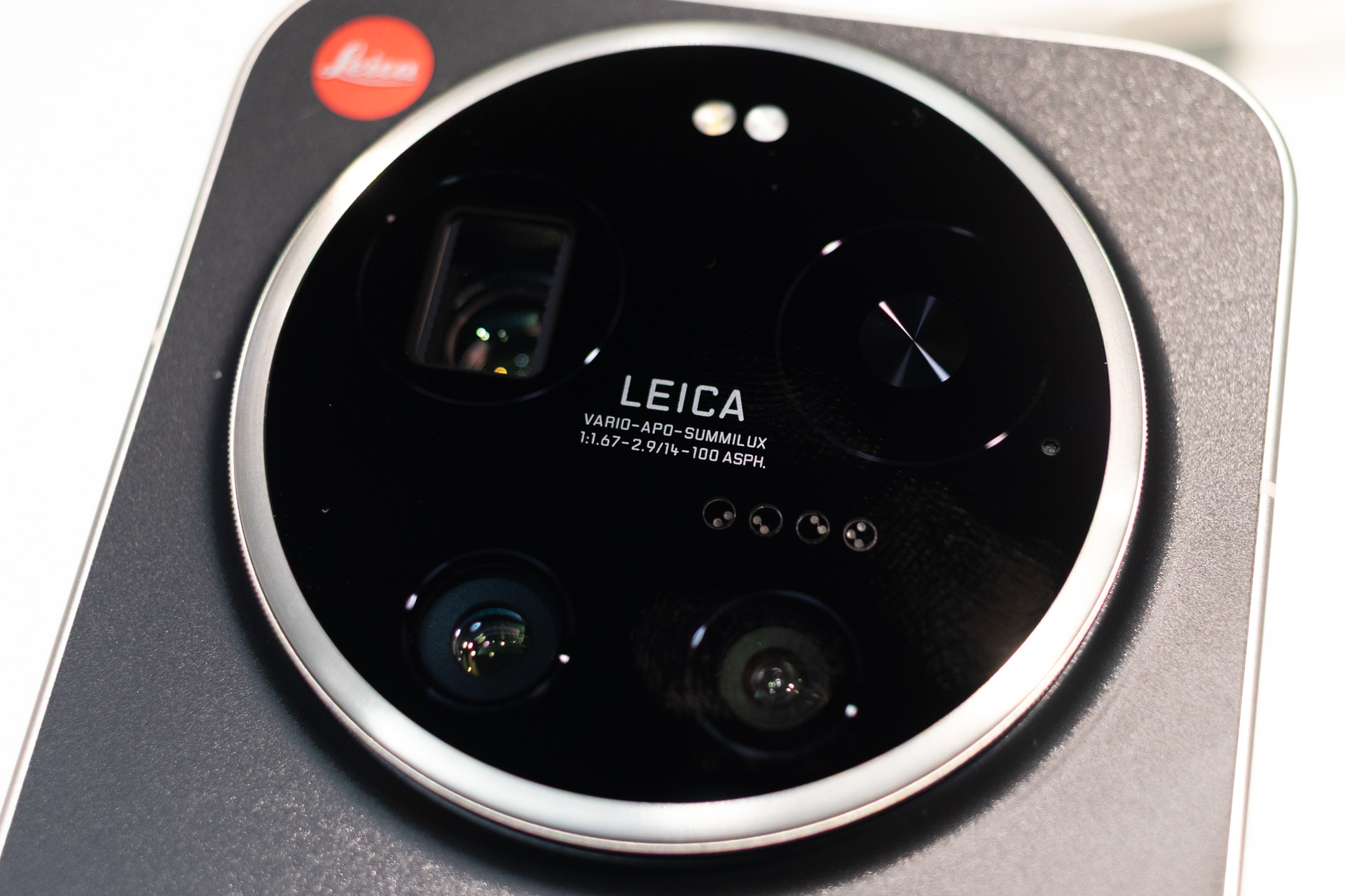 アウトカメラは14mm相当、23mm相当、75-100mm相当の3ユニットを採用