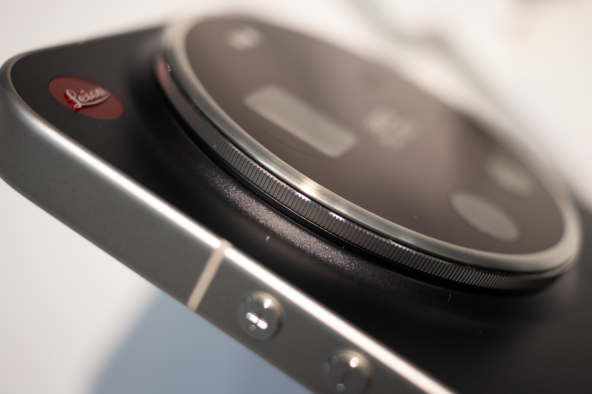 ローレット加工のカメラリングを搭載。ズームや露出補正などを割り当てられる