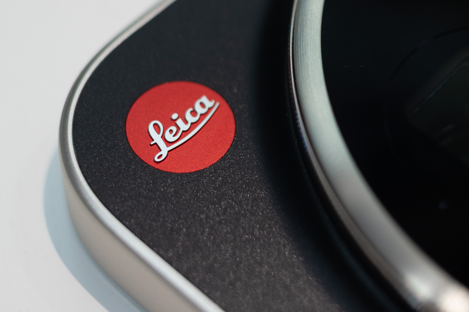 ライカバッジは立体加工となっている