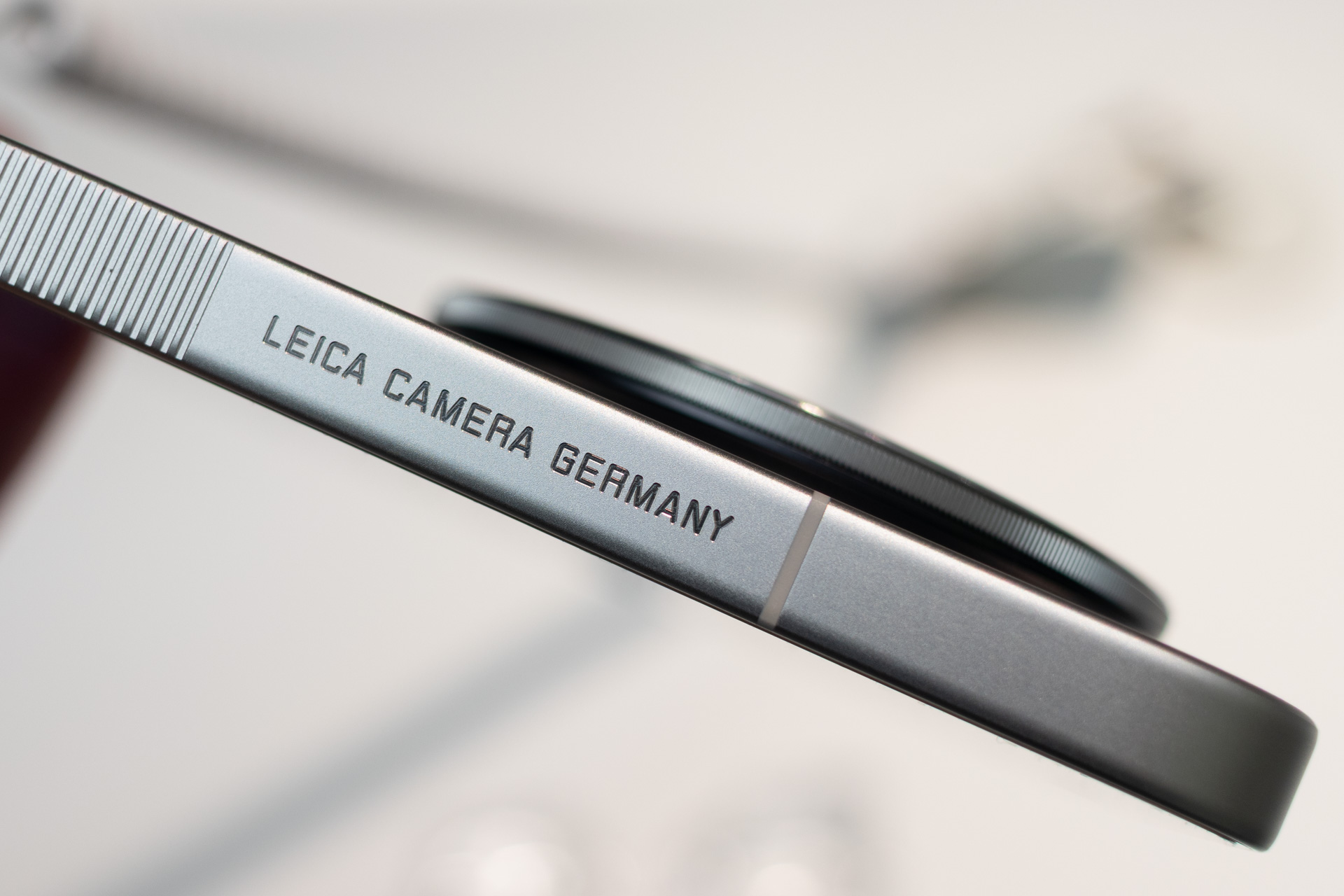 側面には「LEICA CAMERA GERMANY」の彫り込みも