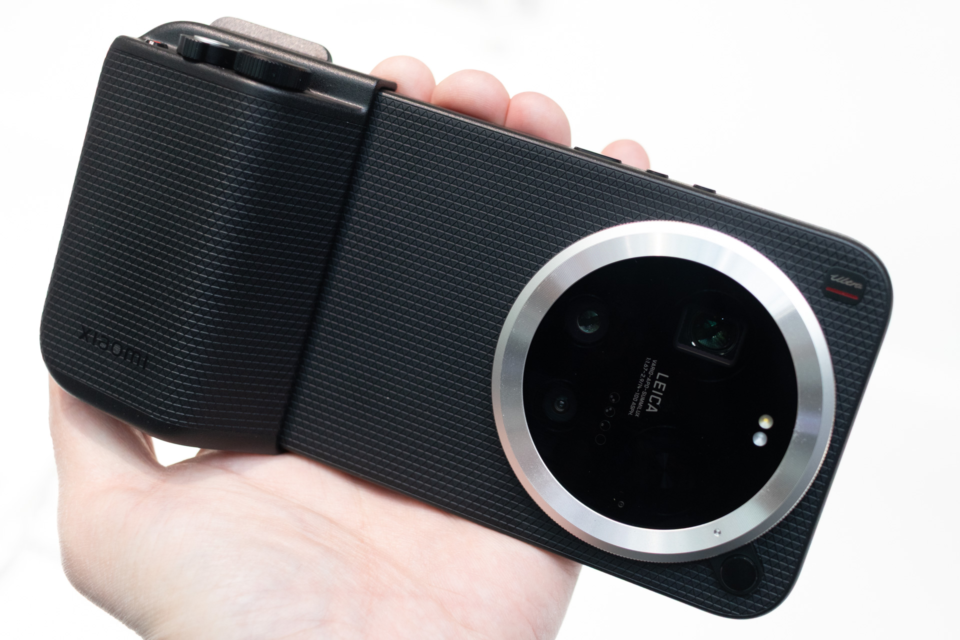 Leitzphoneに装着したところ。カメラリングも操作できるようになっている