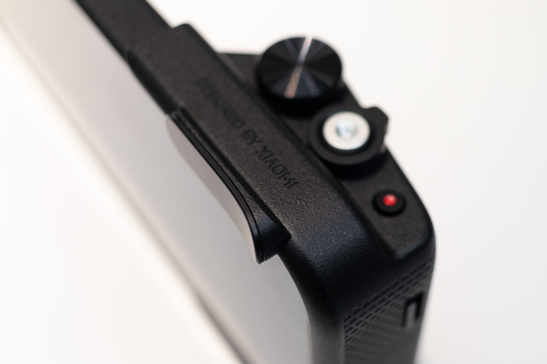 親指を当てる部分もある