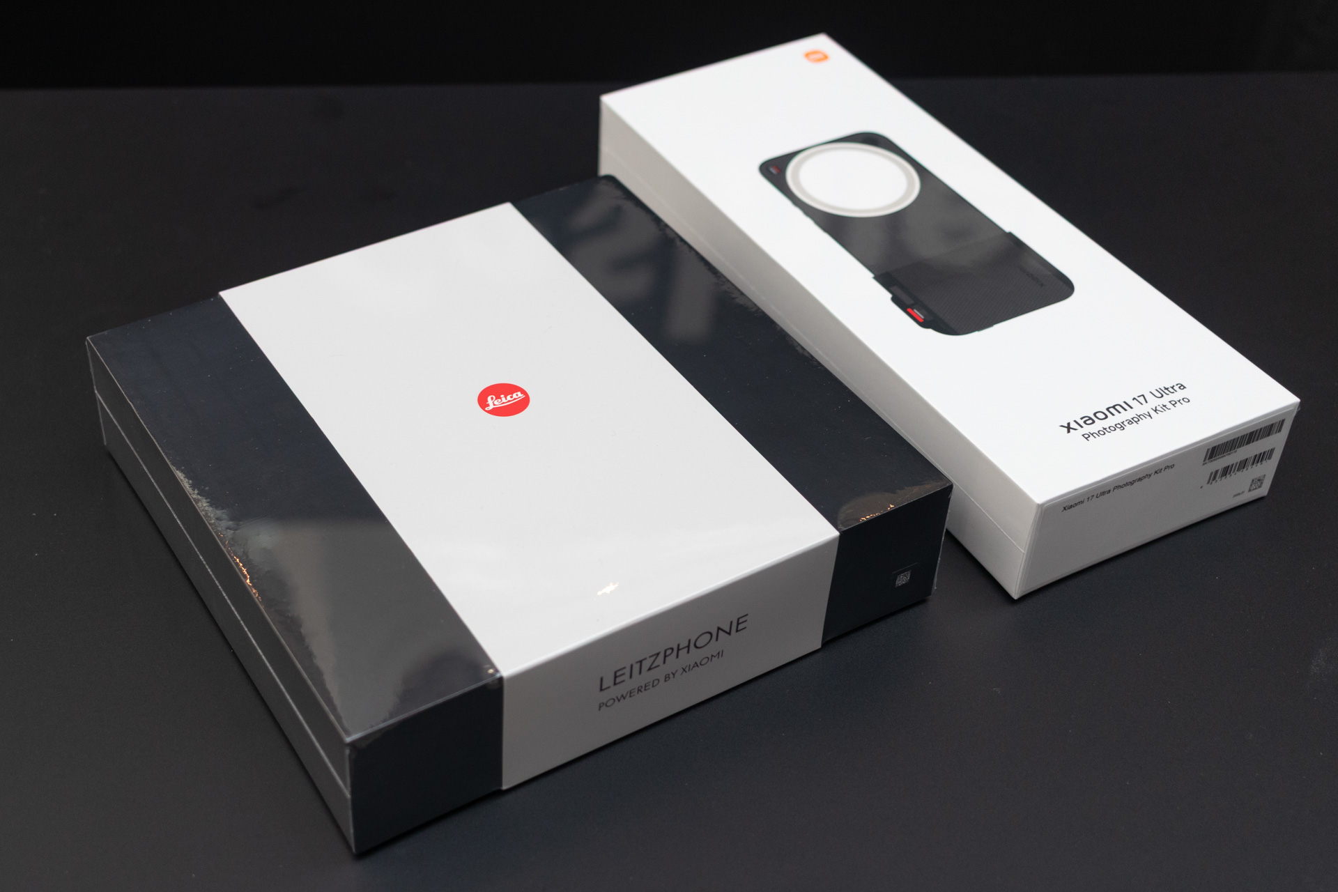 Leitzphoneの箱はライカレッドドットを配した高級感のあるデザイン。右はPhotography Kit Proの箱