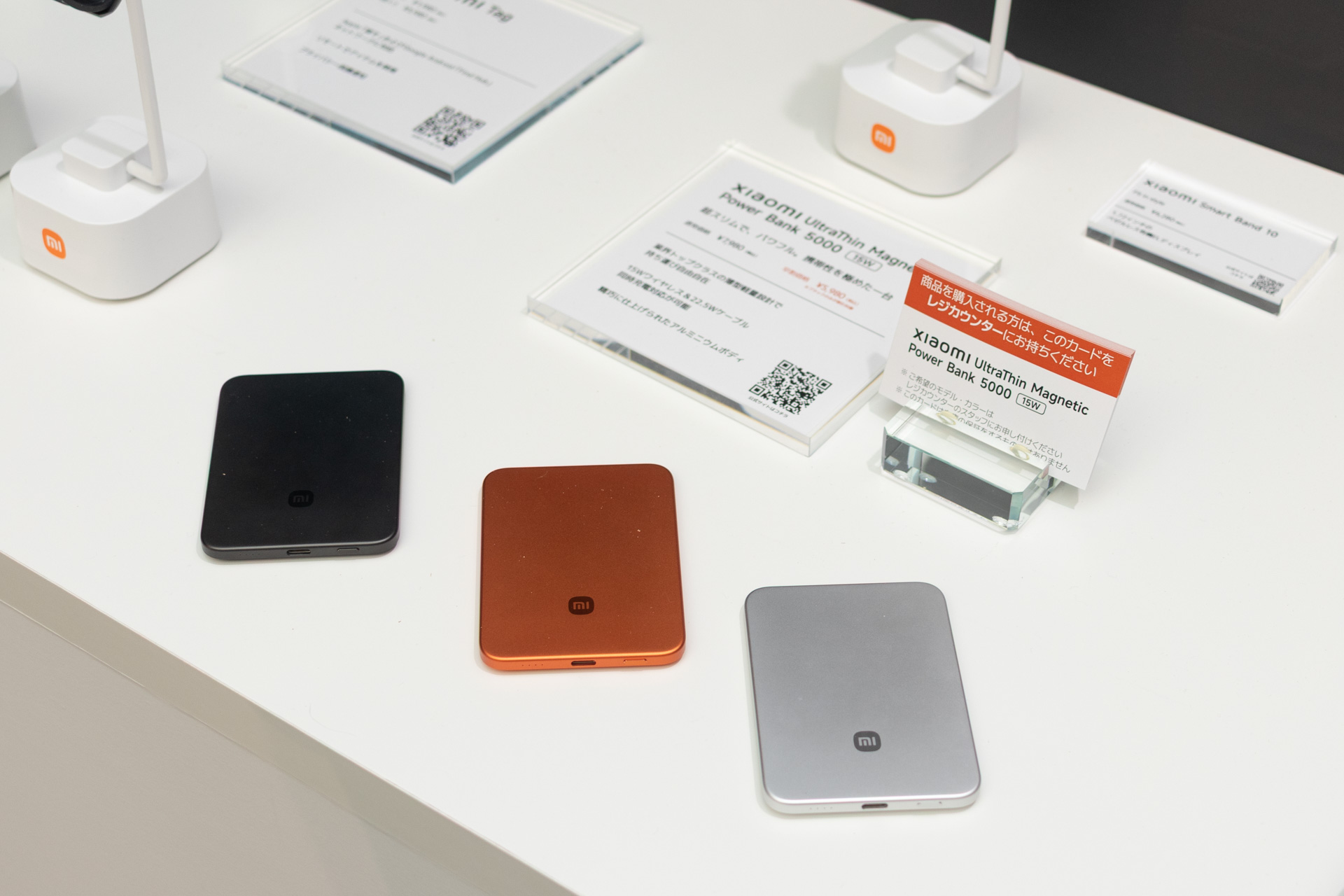 これは新製品のワイヤレス充電対応モバイルバッテリー