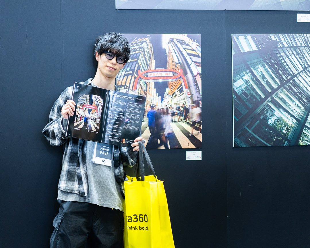 フォトグラファーSatoi Watanabeさん作品「流動」展示パネルとフォトブック掲載ページ