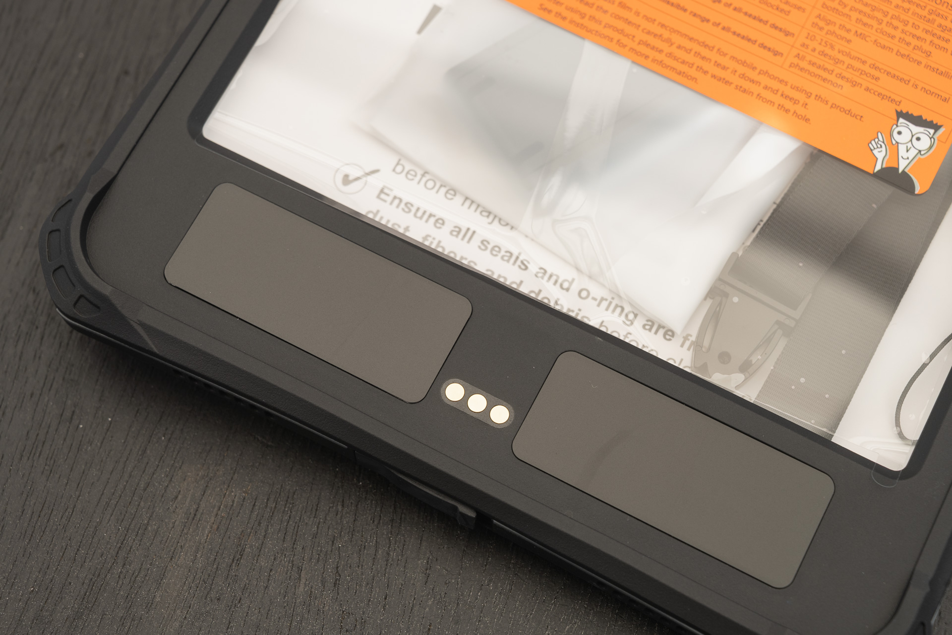 Smart Connectorの接続端子が装備されている