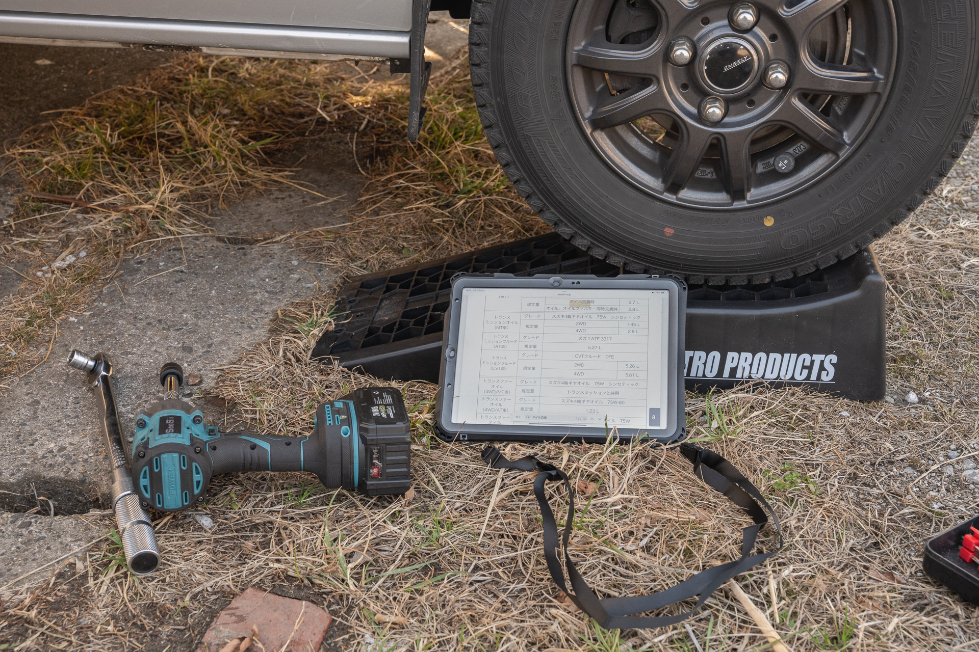 オイル交換時の様子。PDFのユーザーマニュアルを開いている。iPadにオイルがかかる可能性もあるので、ケースに入れていれば安心だ